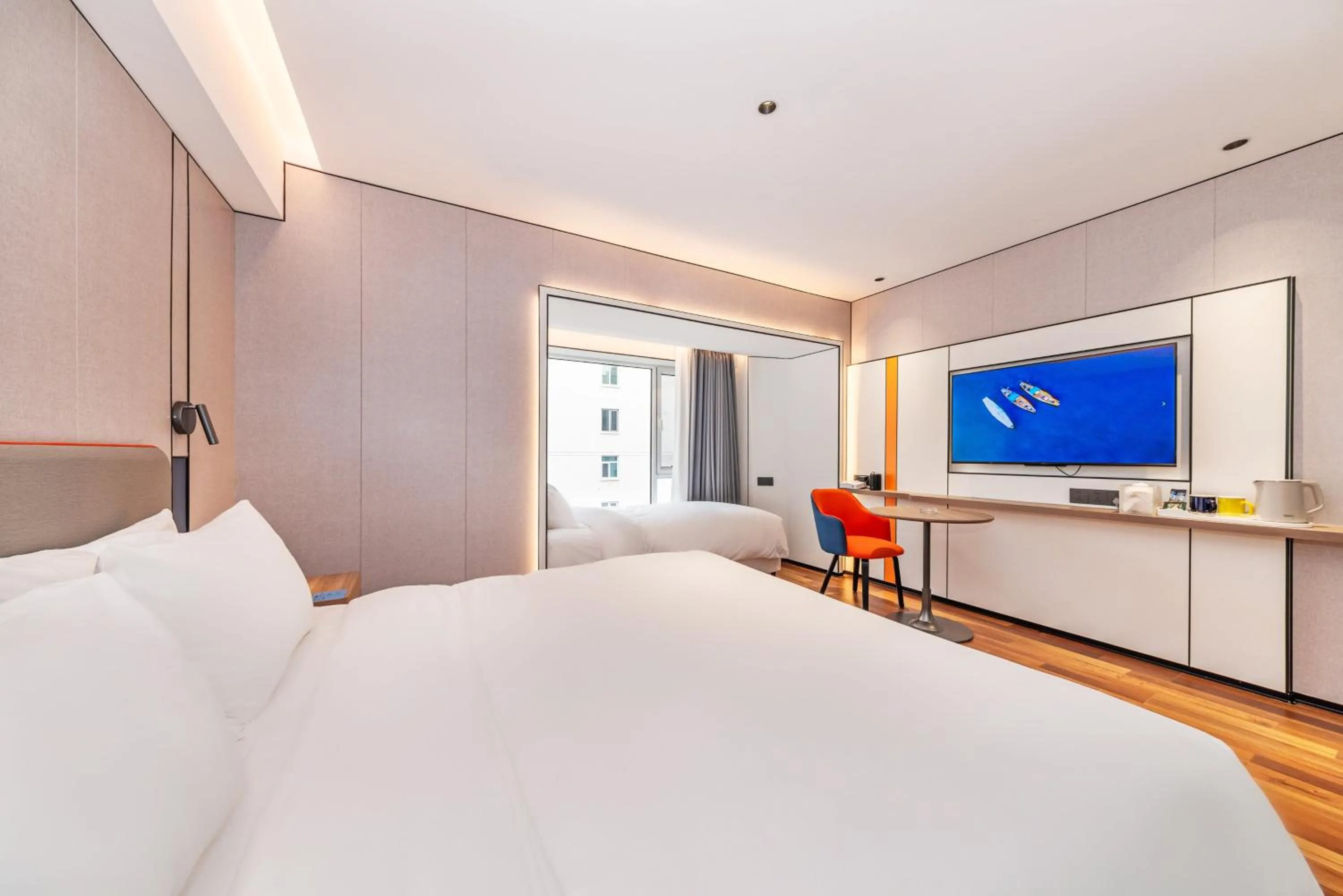 Photo of the whole room, Bed in Holiday Inn Express Chengde Downtown by IHG