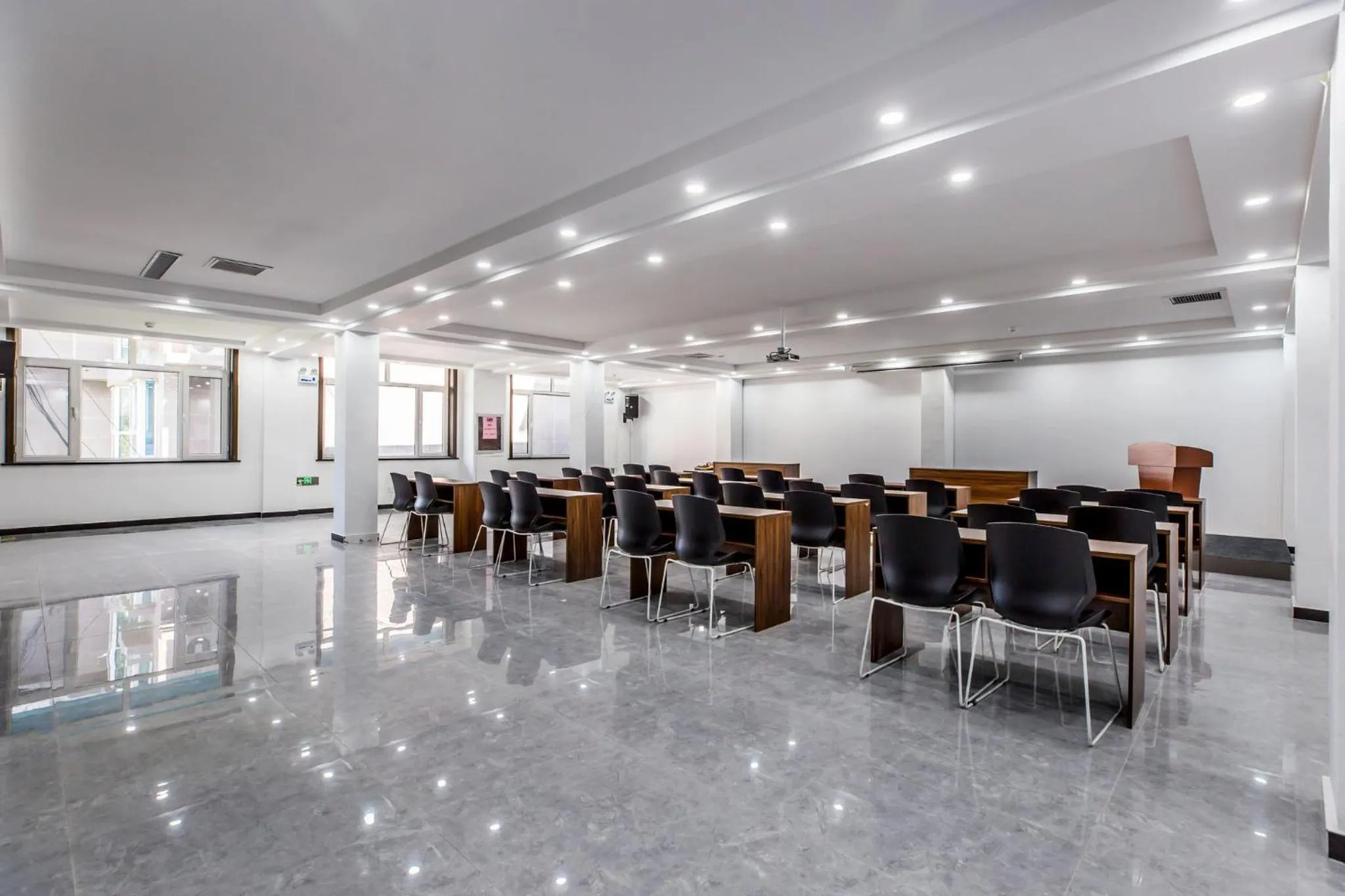 Meeting/conference room in Holiday Inn Express Chengde Downtown by IHG