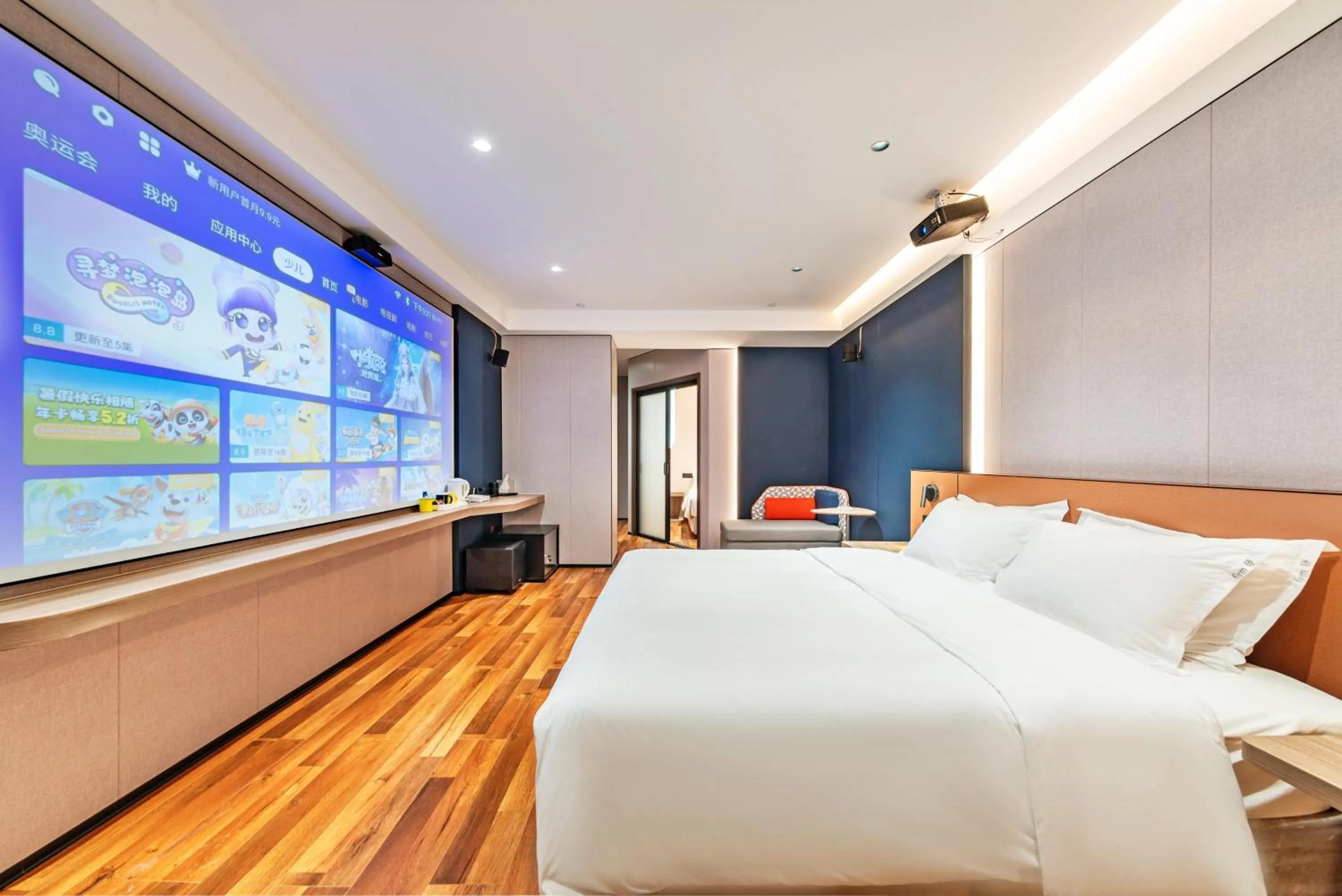 Photo of the whole room, Bed in Holiday Inn Express Chengde Downtown by IHG