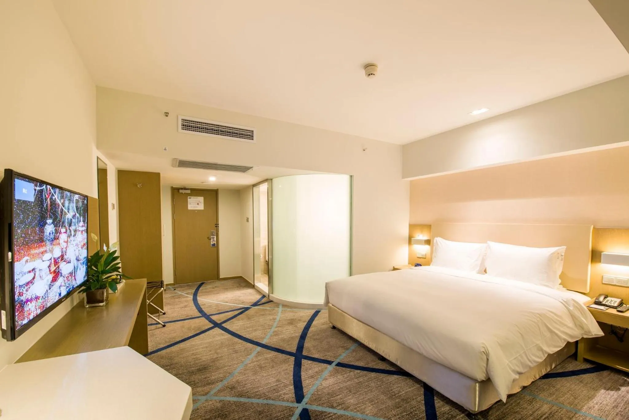 Photo of the whole room, Bed in Holiday Inn Express Chengde Downtown by IHG