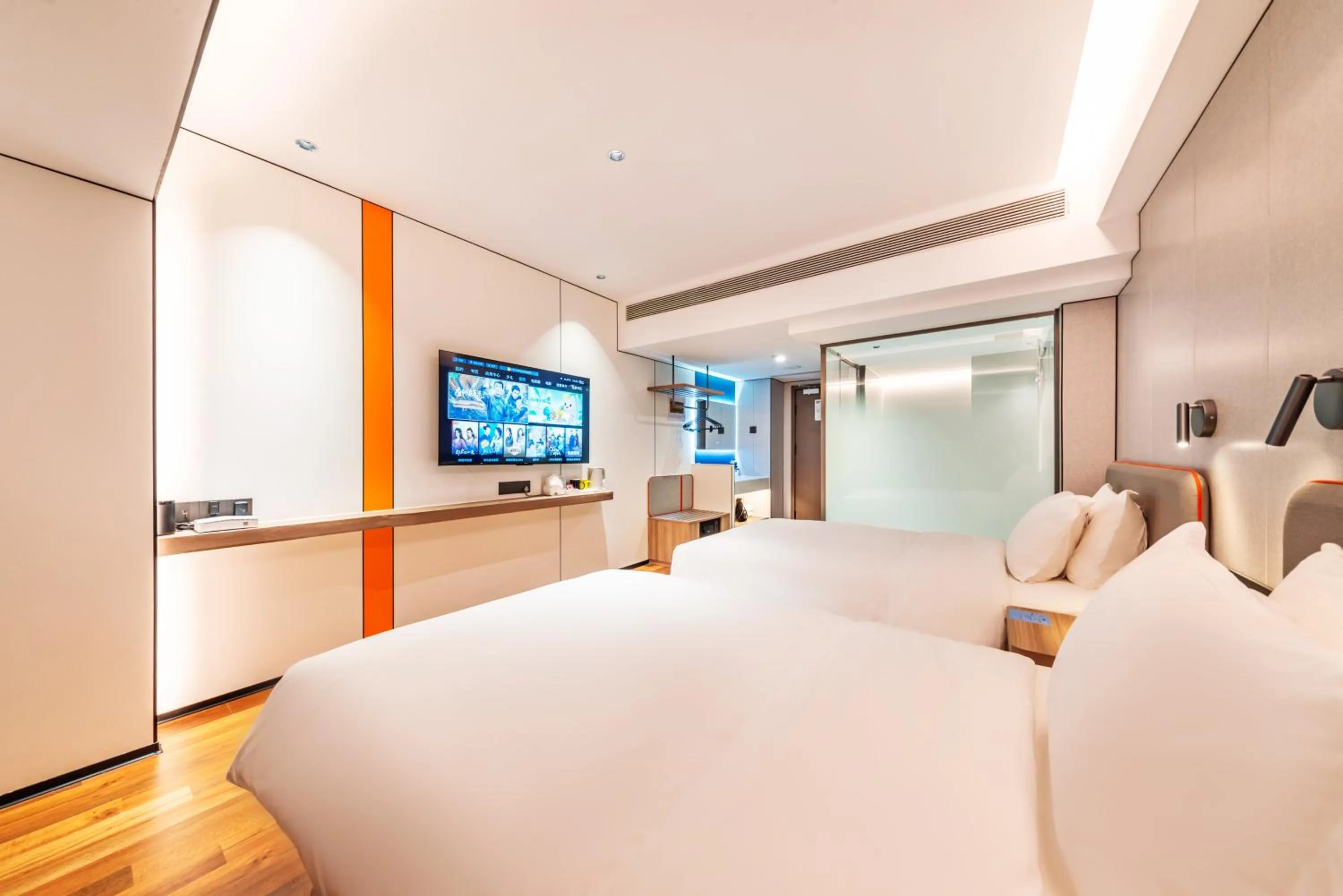 Photo of the whole room, Bed in Holiday Inn Express Chengde Downtown by IHG