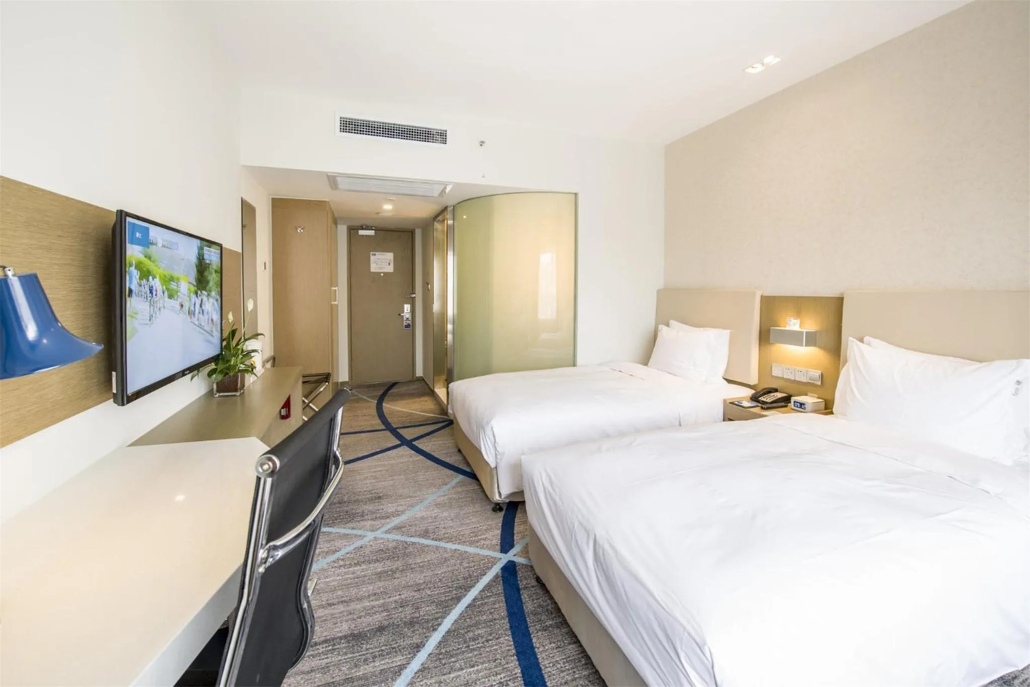 Photo of the whole room, Bed in Holiday Inn Express Chengde Downtown by IHG