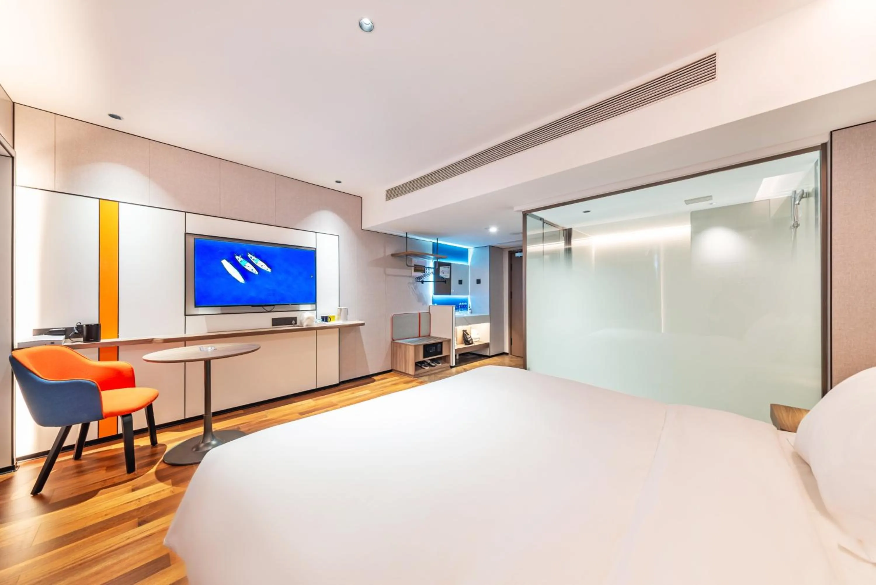 Photo of the whole room, Bed in Holiday Inn Express Chengde Downtown by IHG