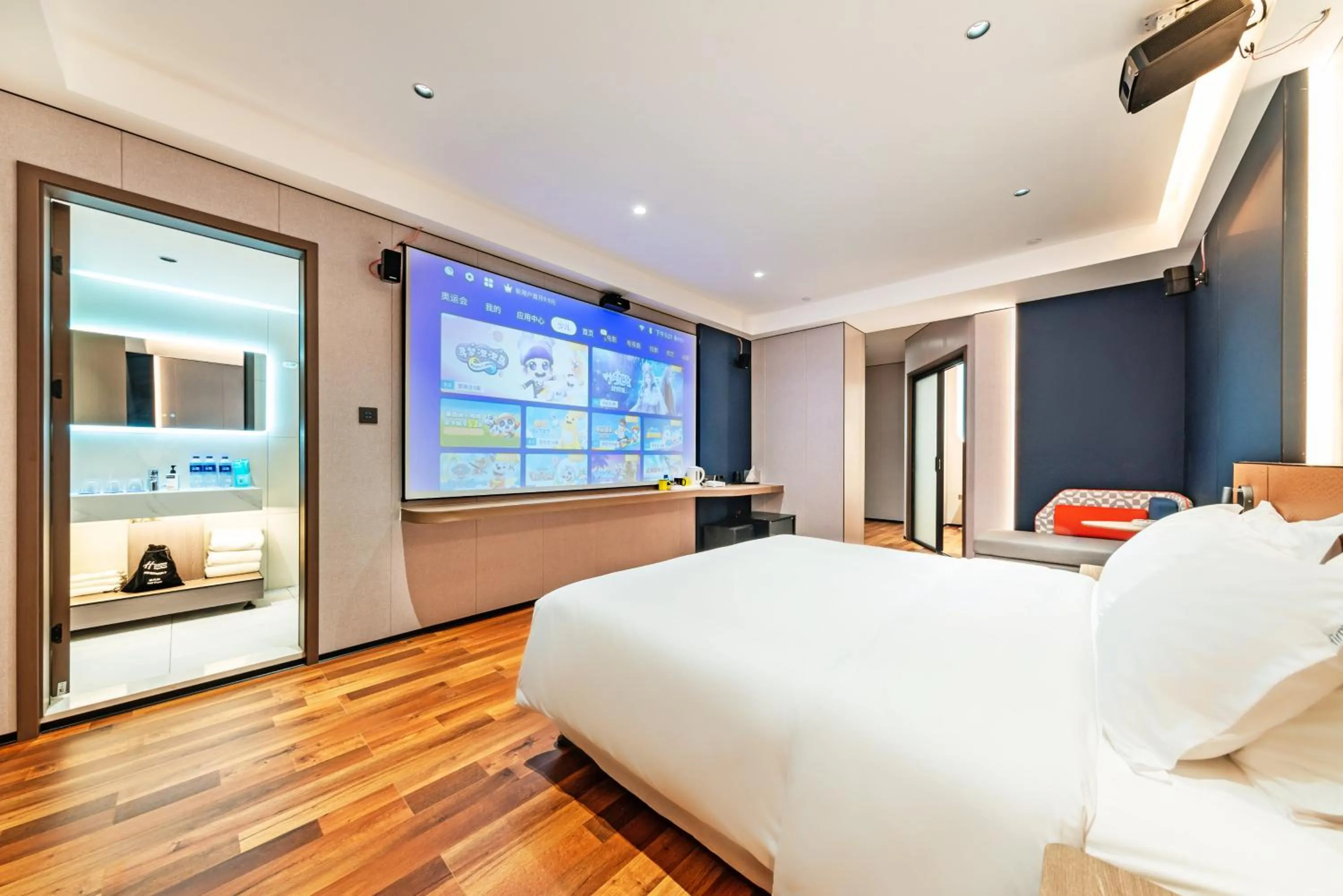 Photo of the whole room, Bed in Holiday Inn Express Chengde Downtown by IHG