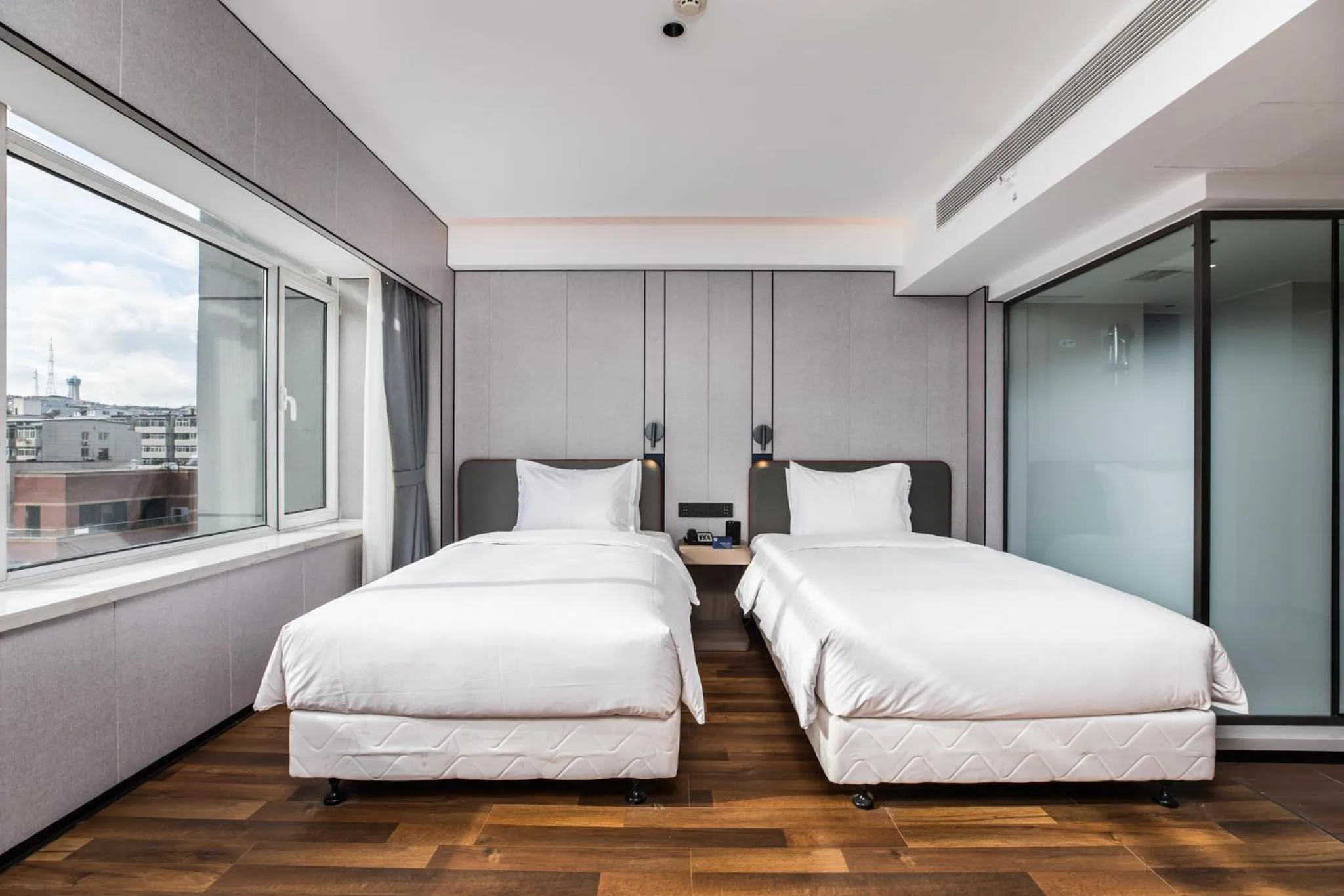 Photo of the whole room, Bed in Holiday Inn Express Chengde Downtown by IHG