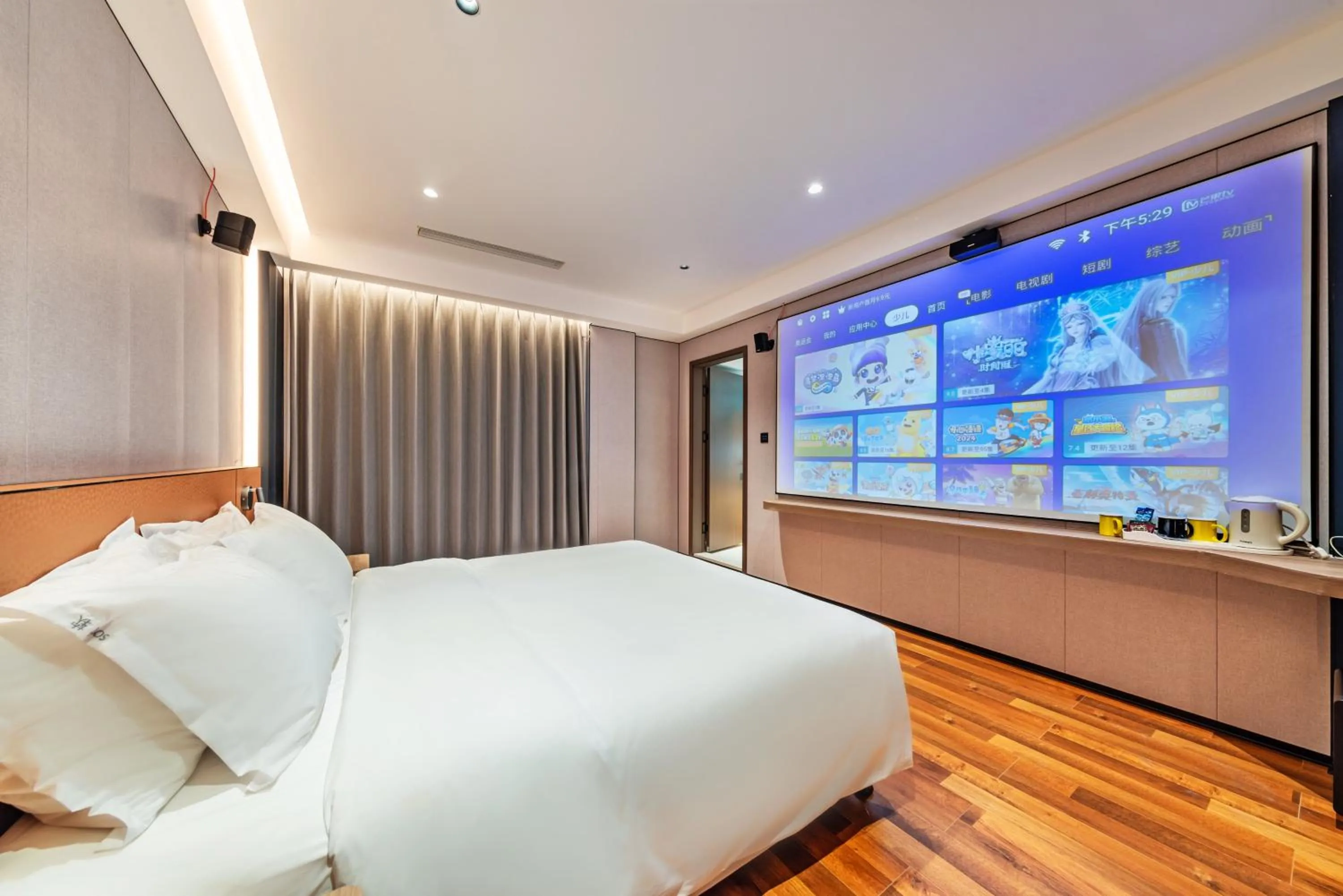 Photo of the whole room, Bed in Holiday Inn Express Chengde Downtown by IHG