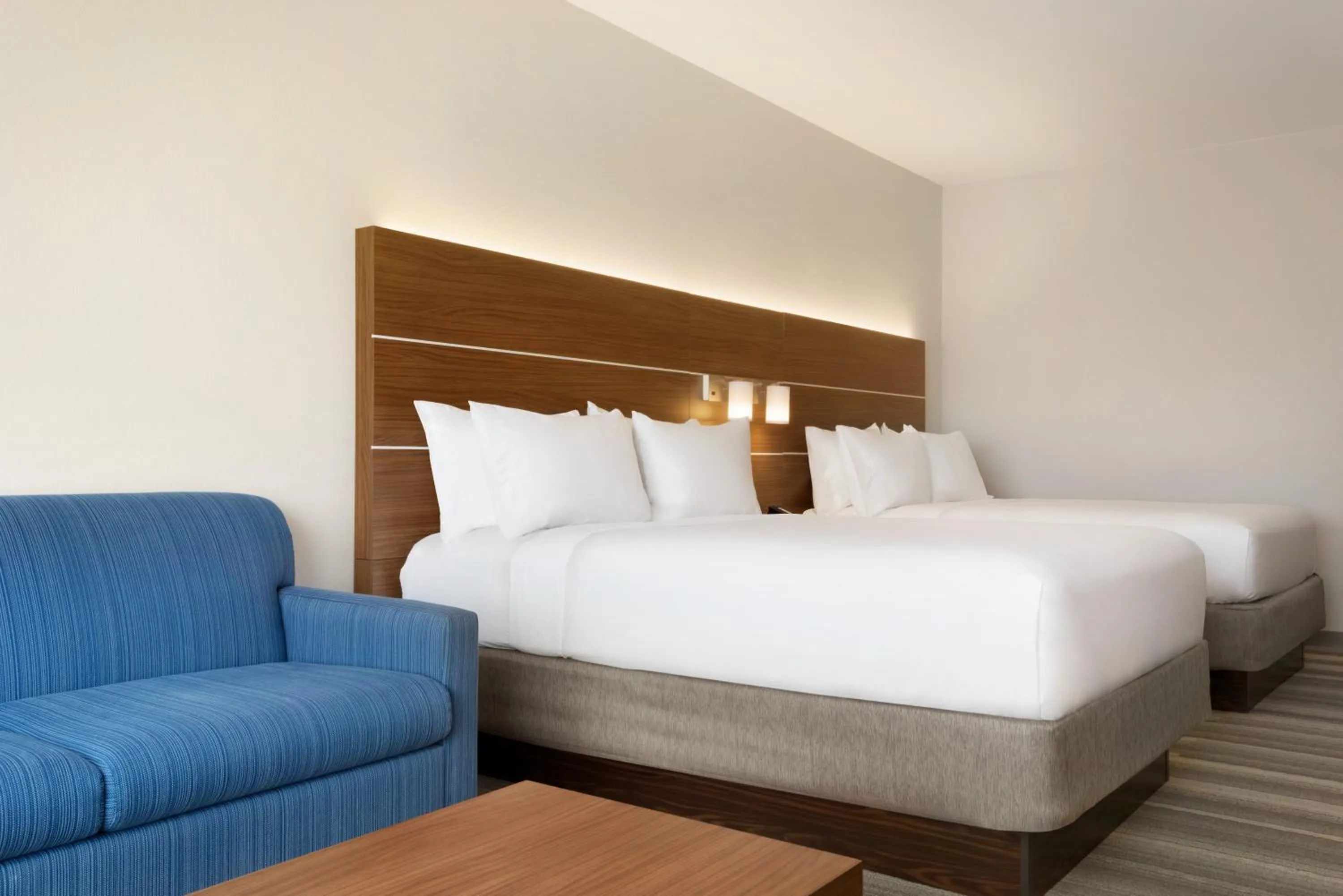 Photo of the whole room, Bed in Holiday Inn Express & Suites - Cincinnati South - Wilder by IHG