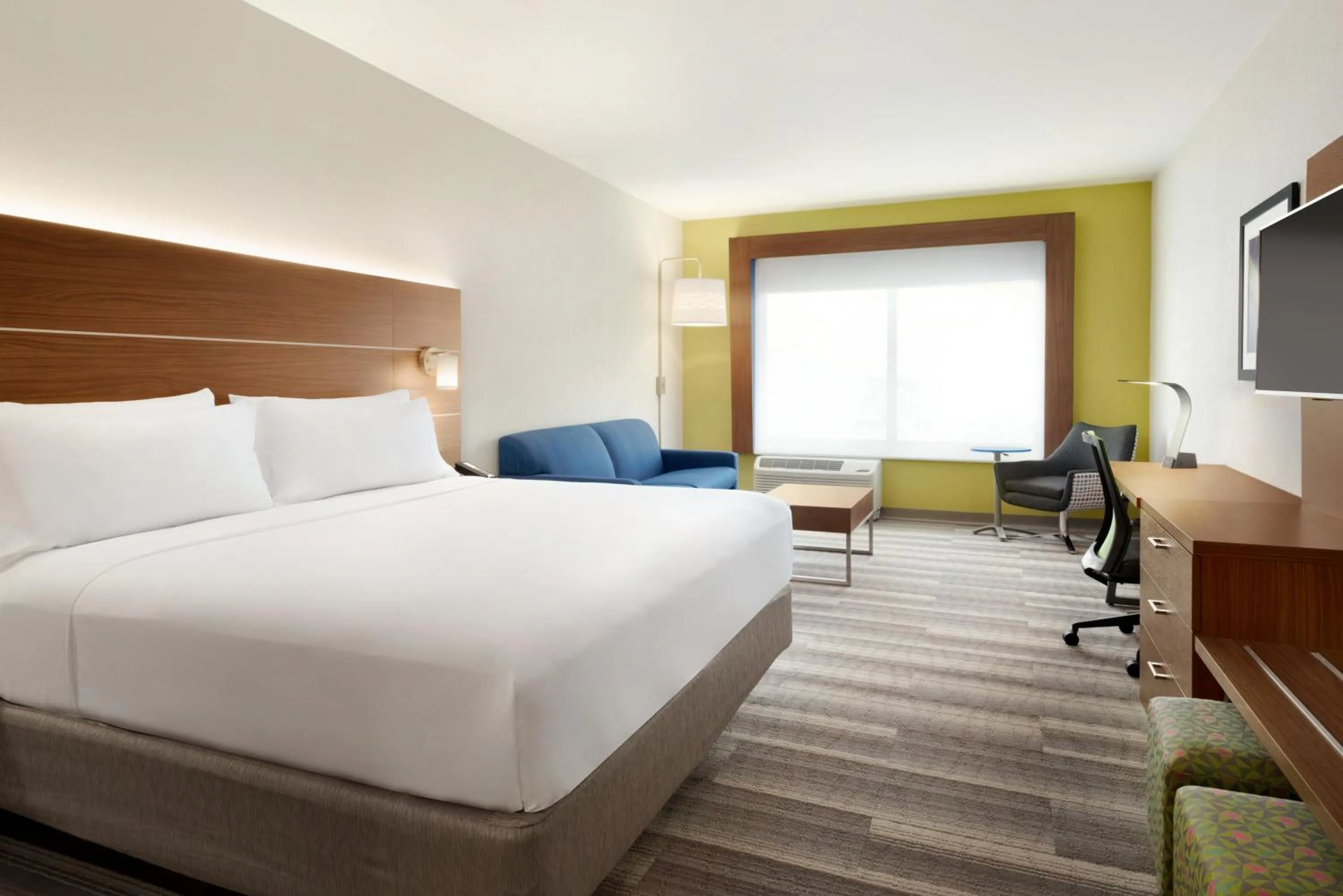 Living room, Bed in Holiday Inn Express & Suites - Cincinnati South - Wilder by IHG