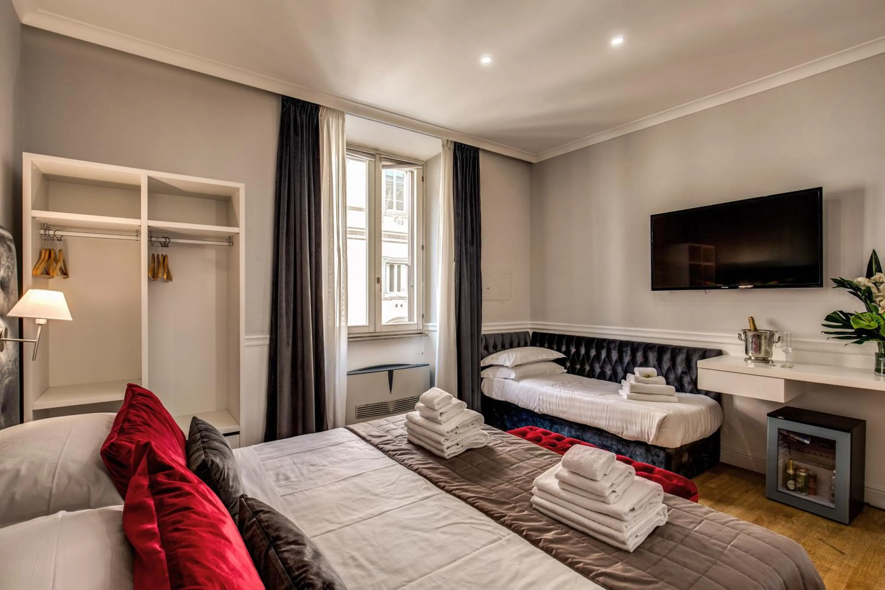 Photo of the whole room, Bed in La Foresteria Luxury Suites