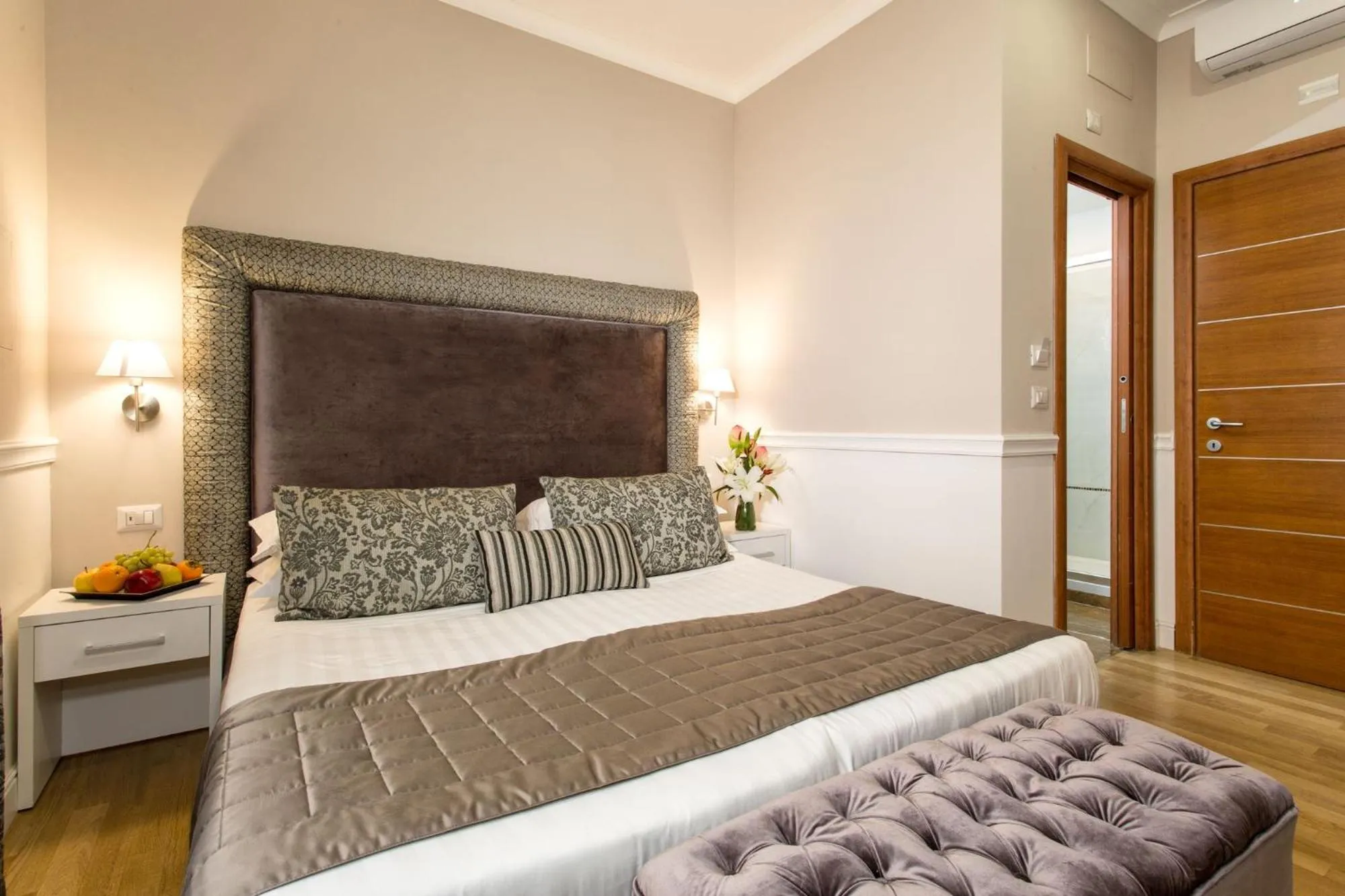 Photo of the whole room, Bed in La Foresteria Luxury Suites