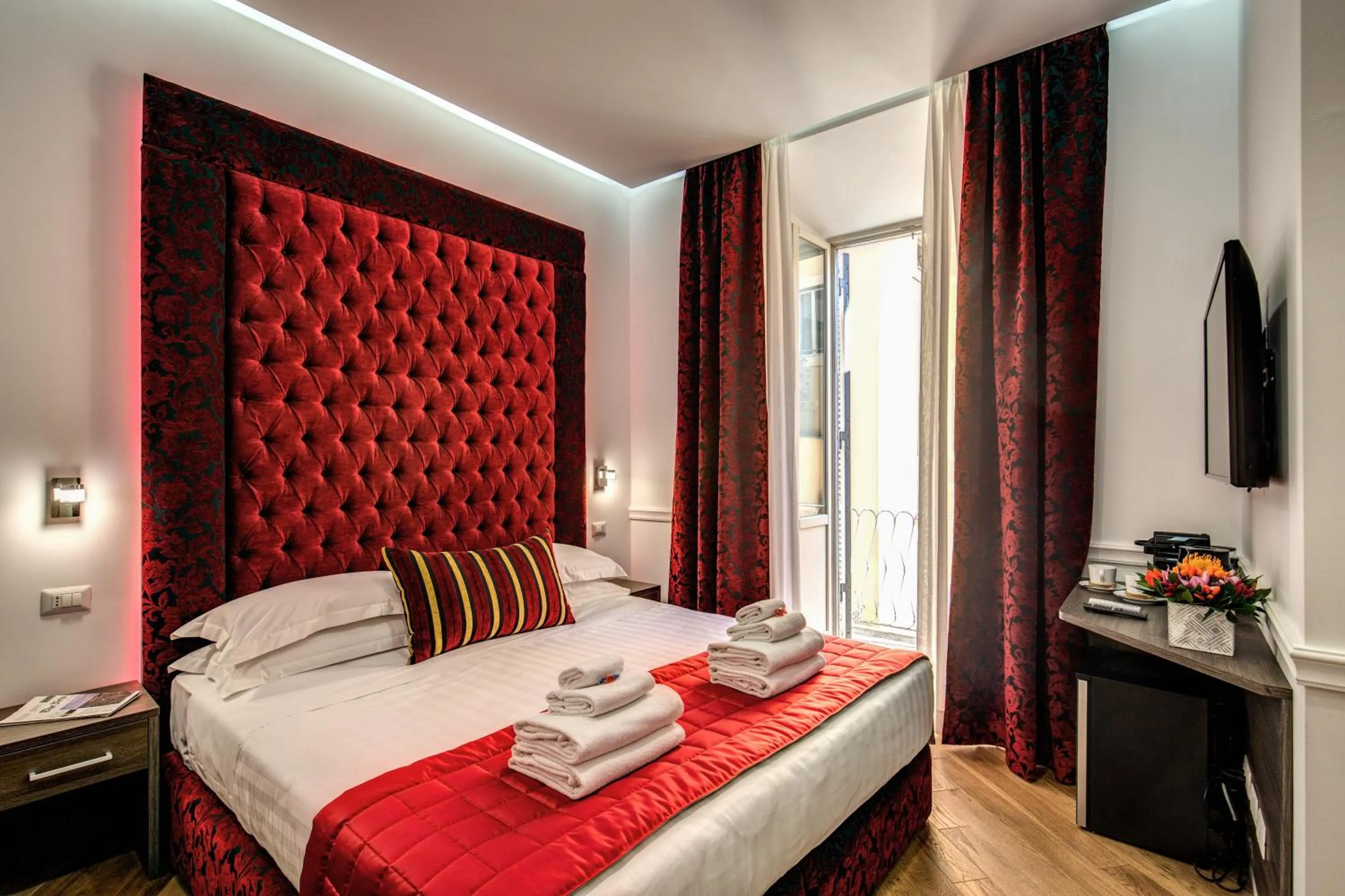 Photo of the whole room, Bed in La Foresteria Luxury Suites