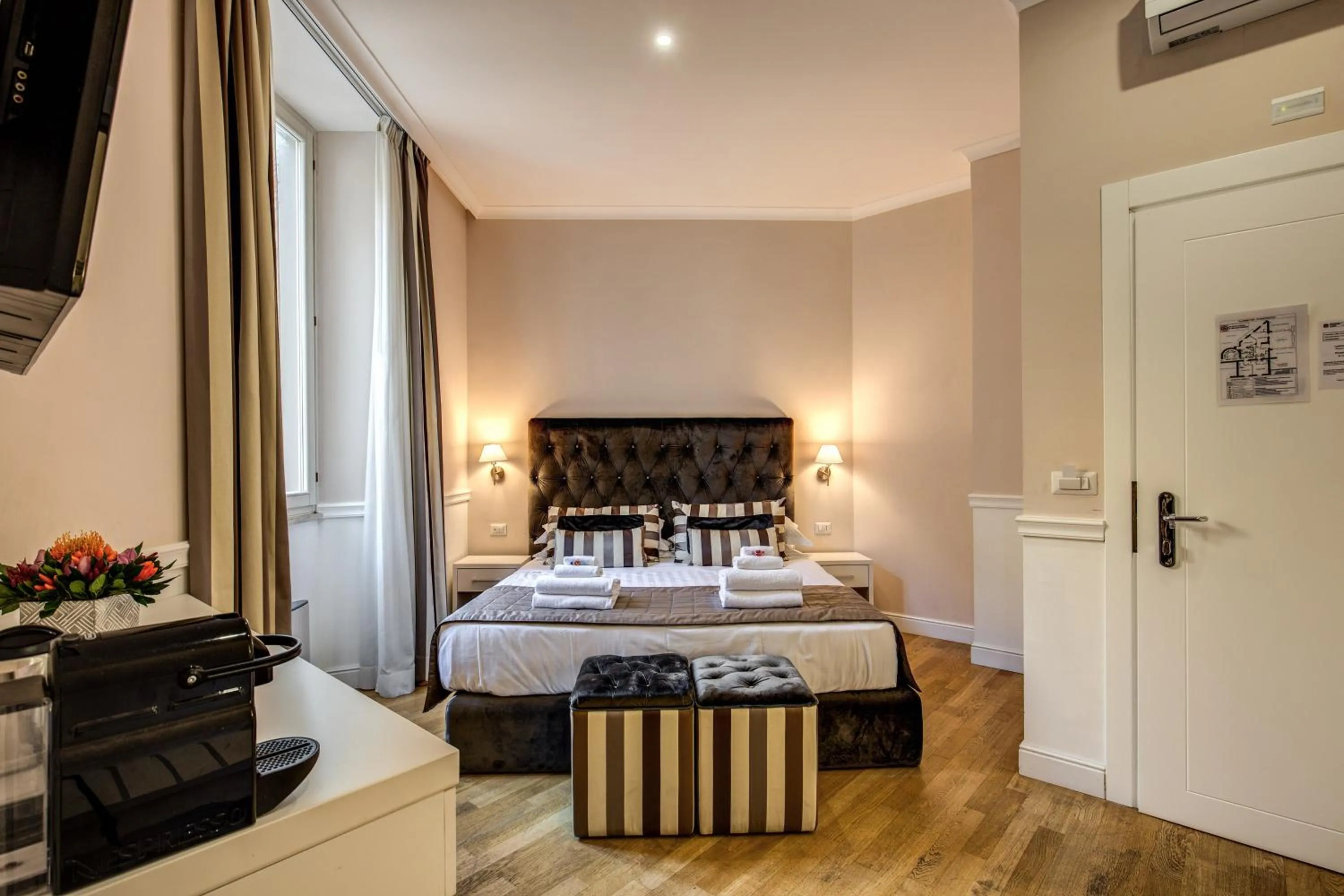 Photo of the whole room, Bed in La Foresteria Luxury Suites