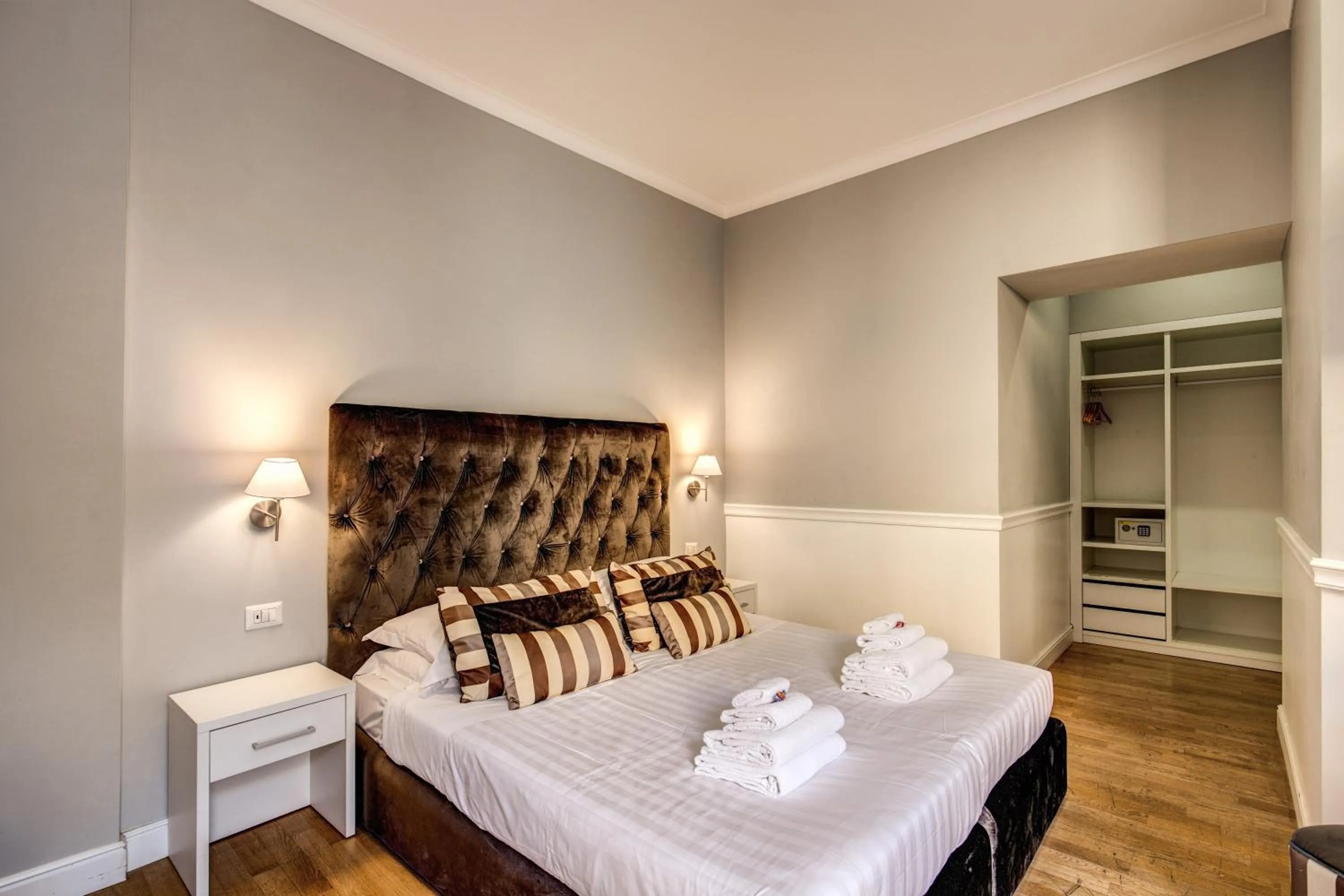 Photo of the whole room, Bed in La Foresteria Luxury Suites