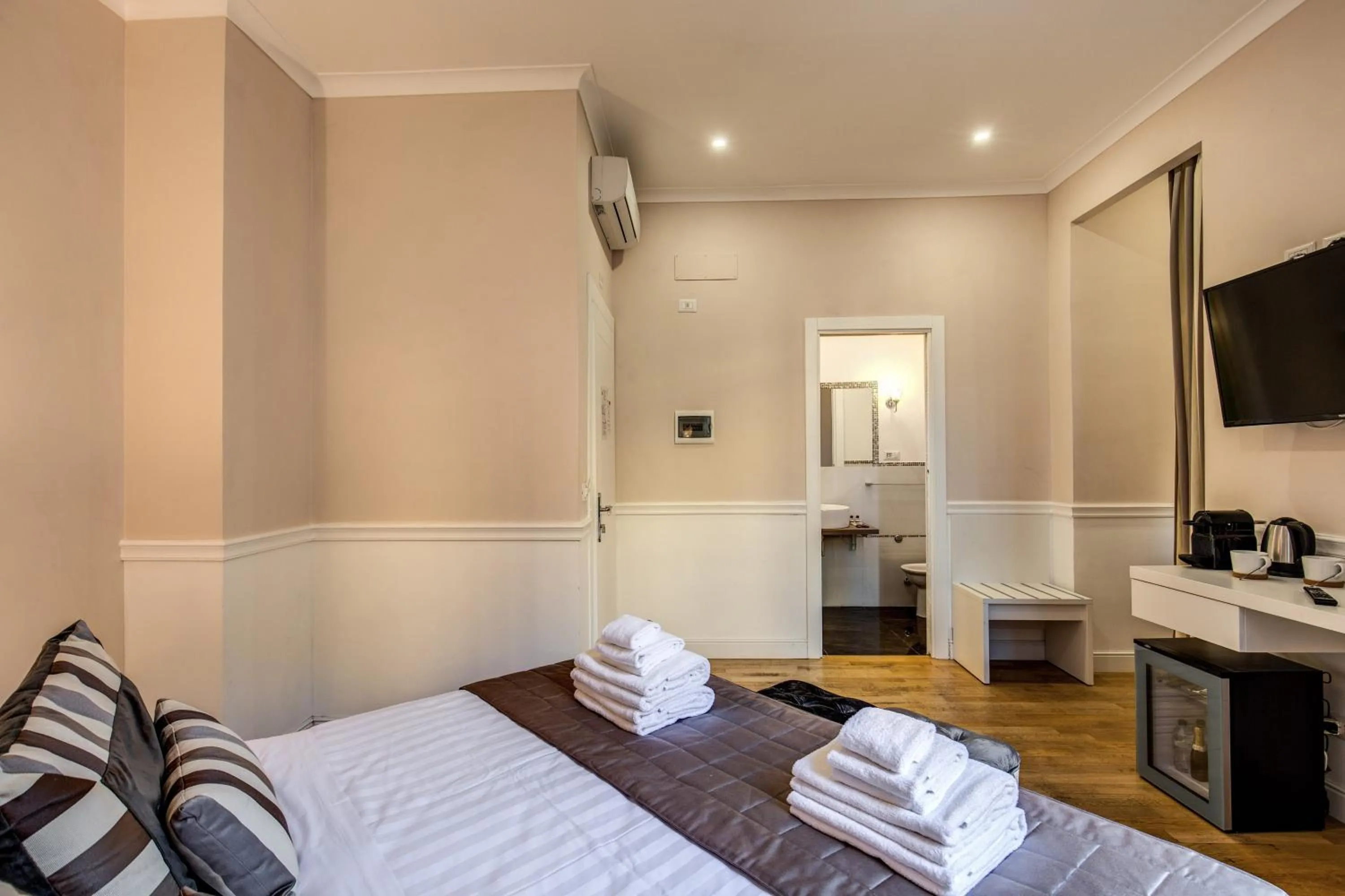 Photo of the whole room, Bed in La Foresteria Luxury Suites