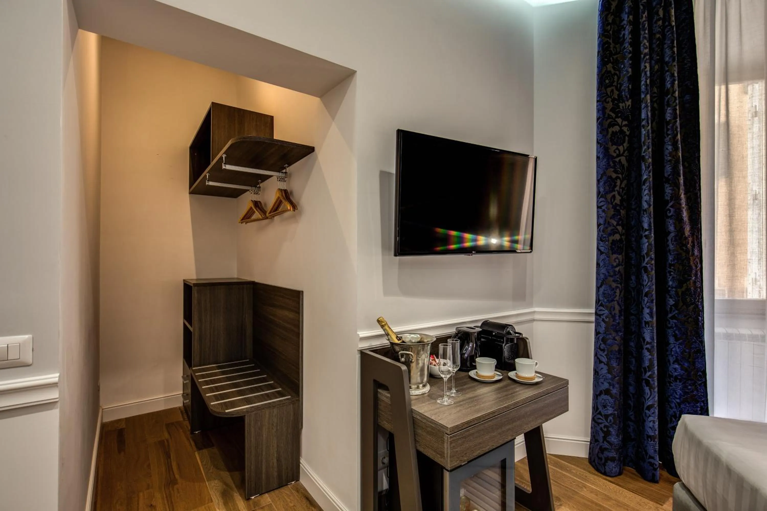 Photo of the whole room, Bed in La Foresteria Luxury Suites