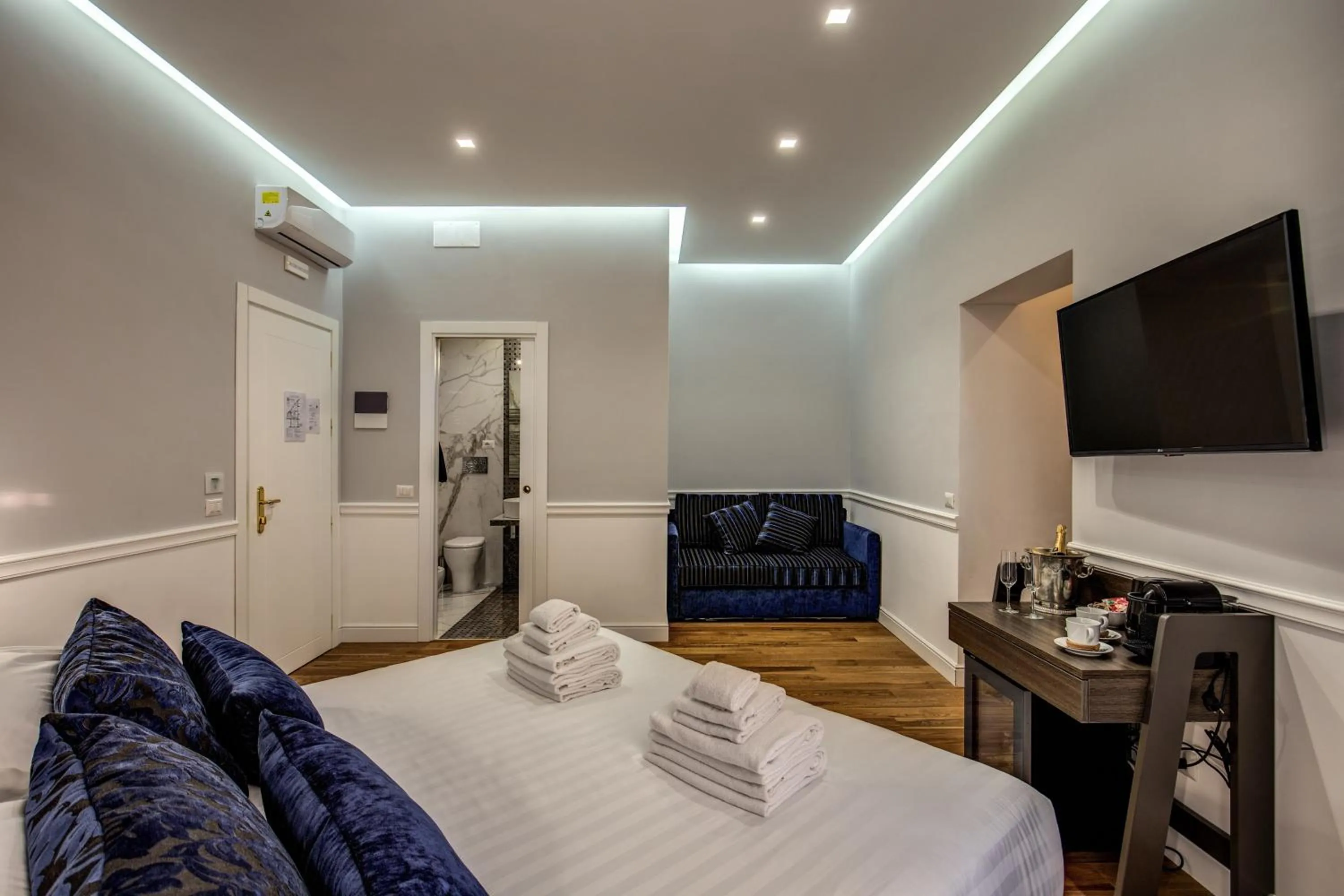 Photo of the whole room, Bed in La Foresteria Luxury Suites