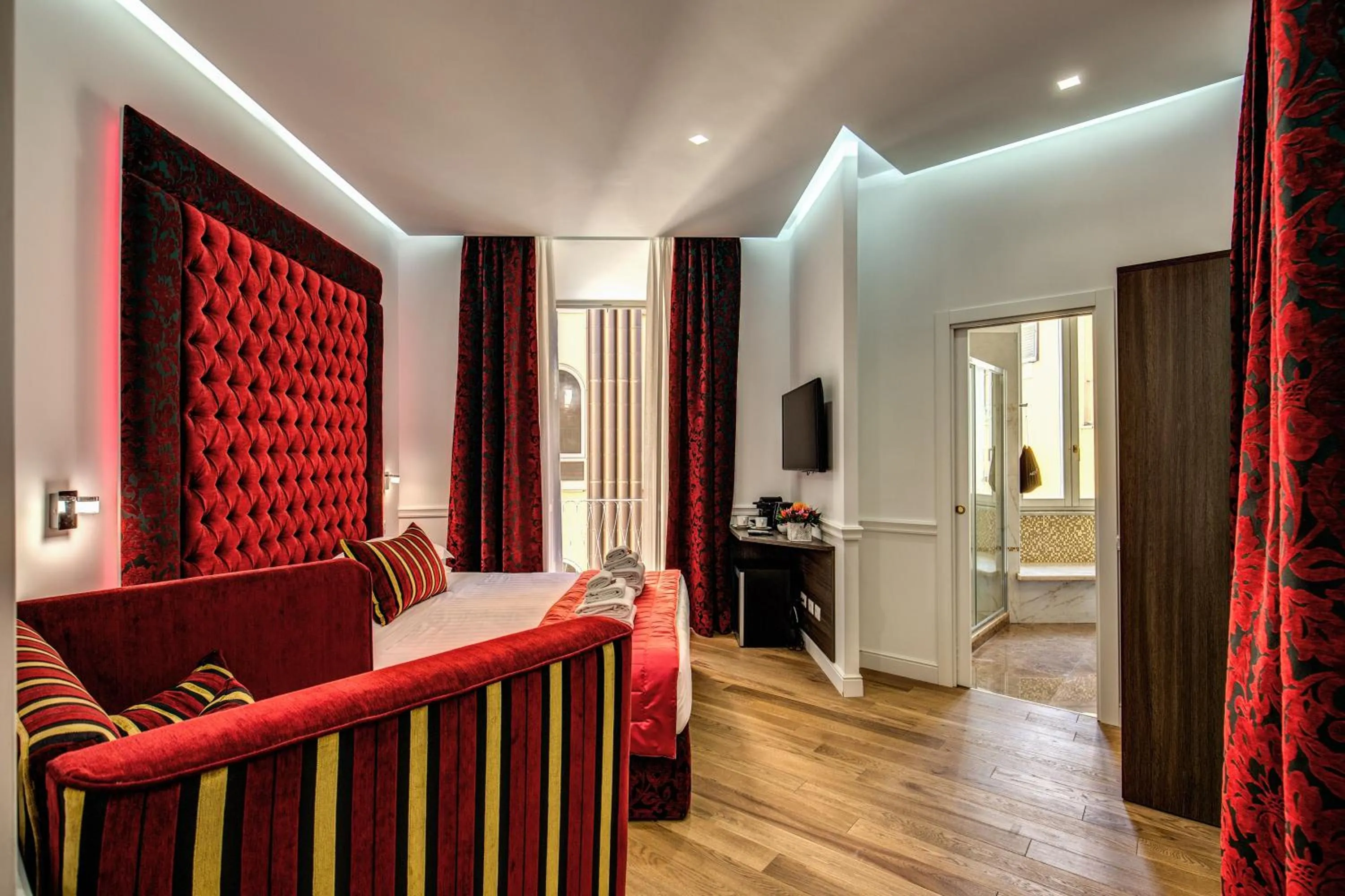 Photo of the whole room, Bed in La Foresteria Luxury Suites