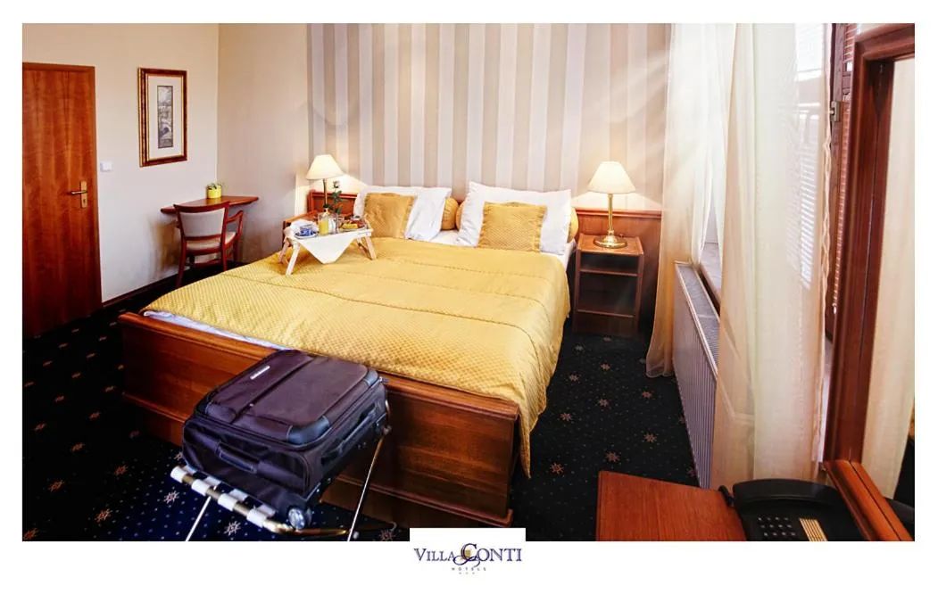 Text overlay, Bed in Hotel Villa Conti