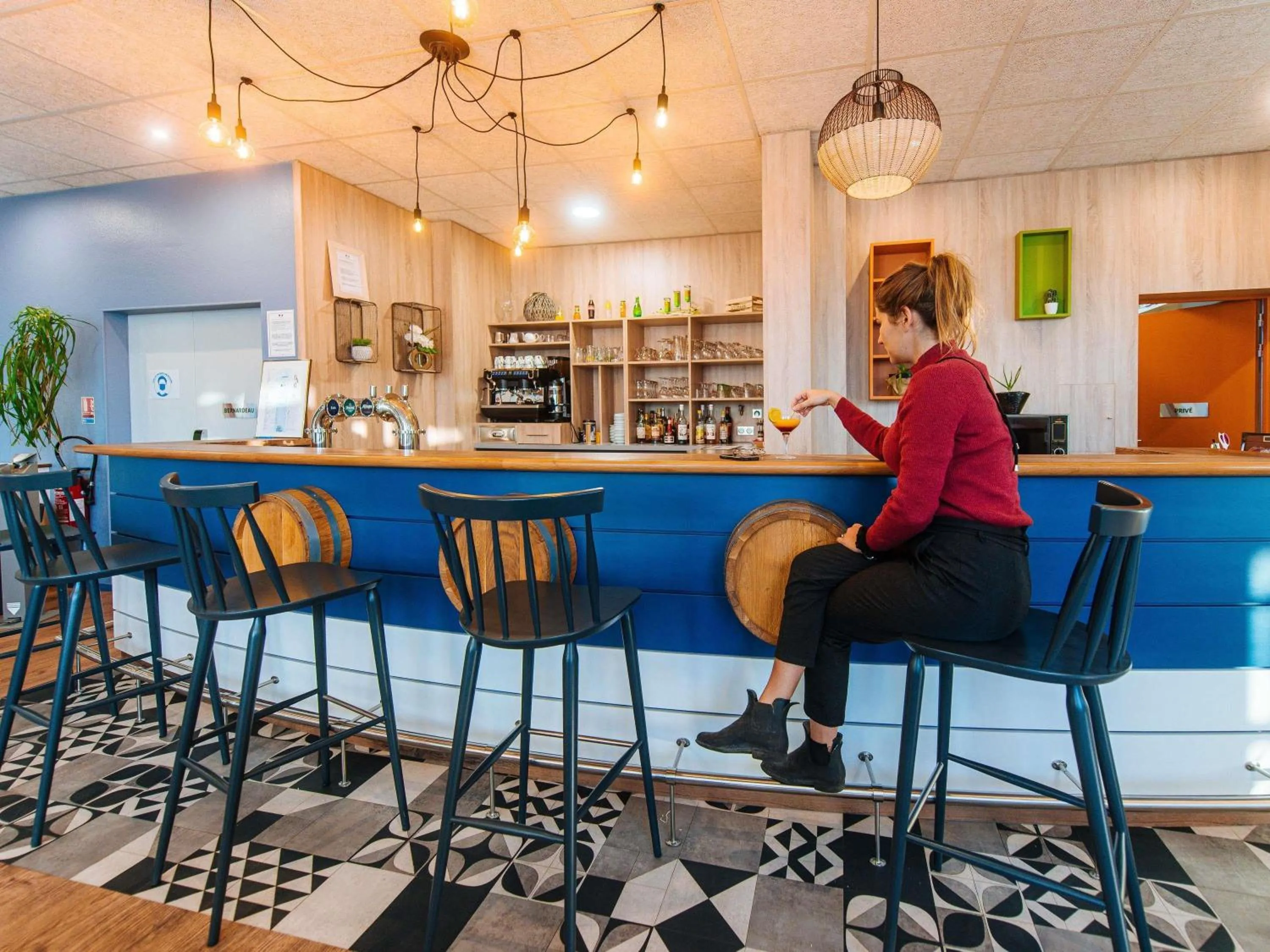 Lounge or bar in ibis Styles Ancenis Centre