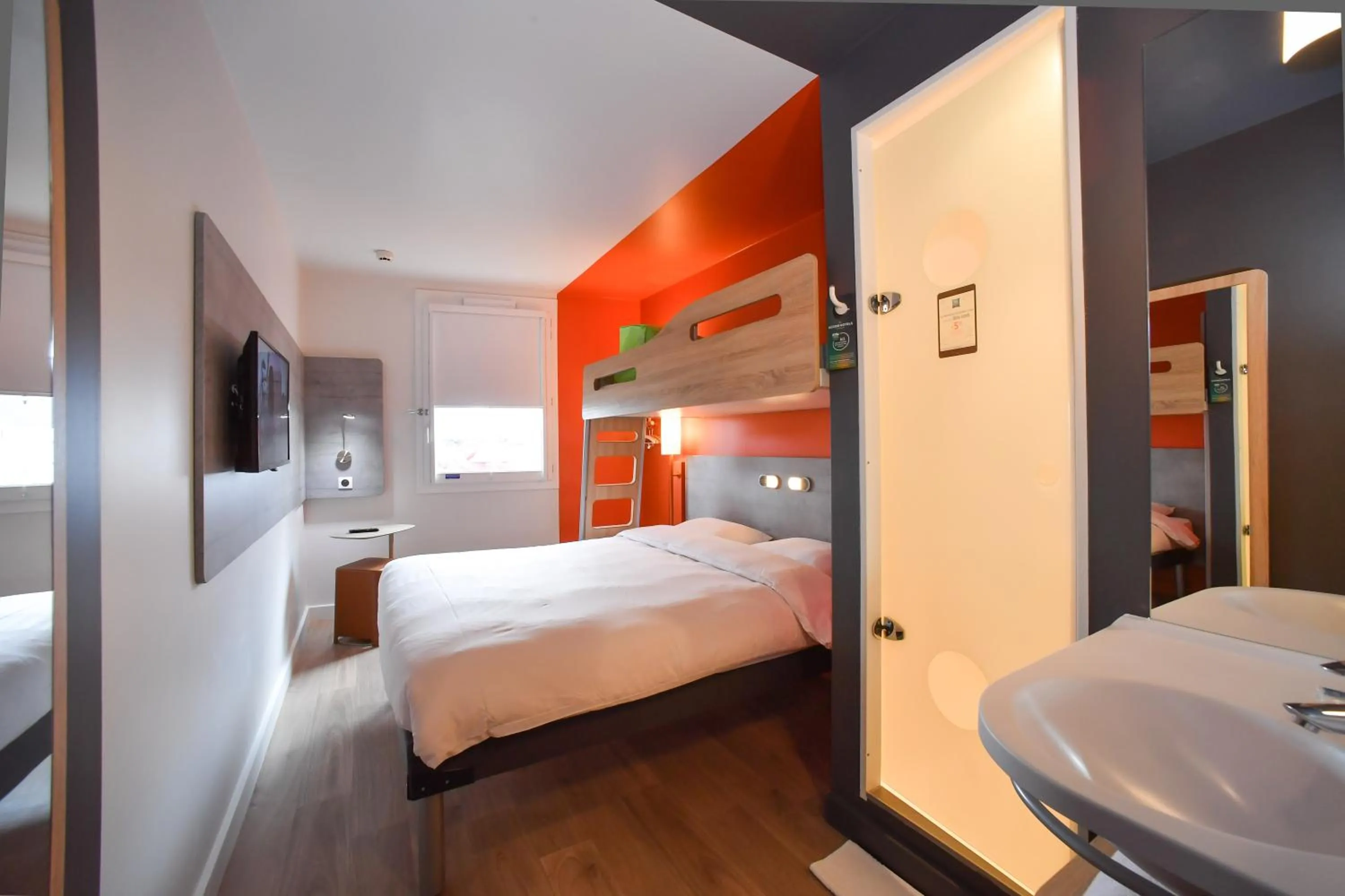 Shower, Bed in ibis budget Saint Lô