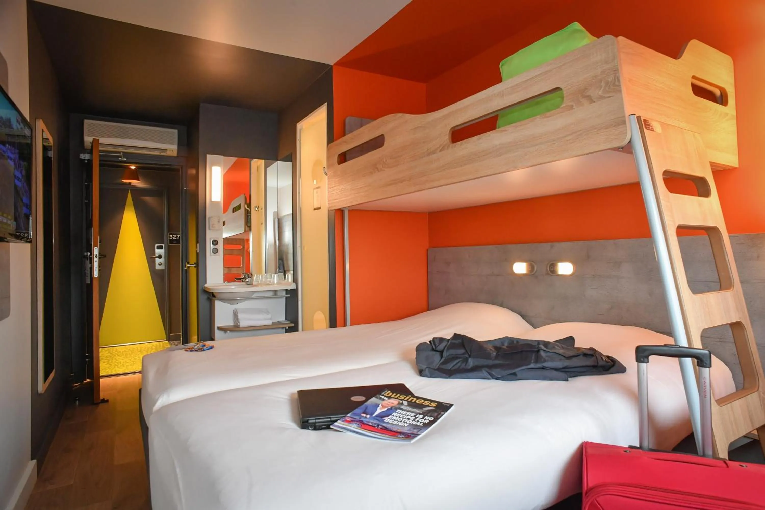 Shower, Bed in ibis budget Saint Lô