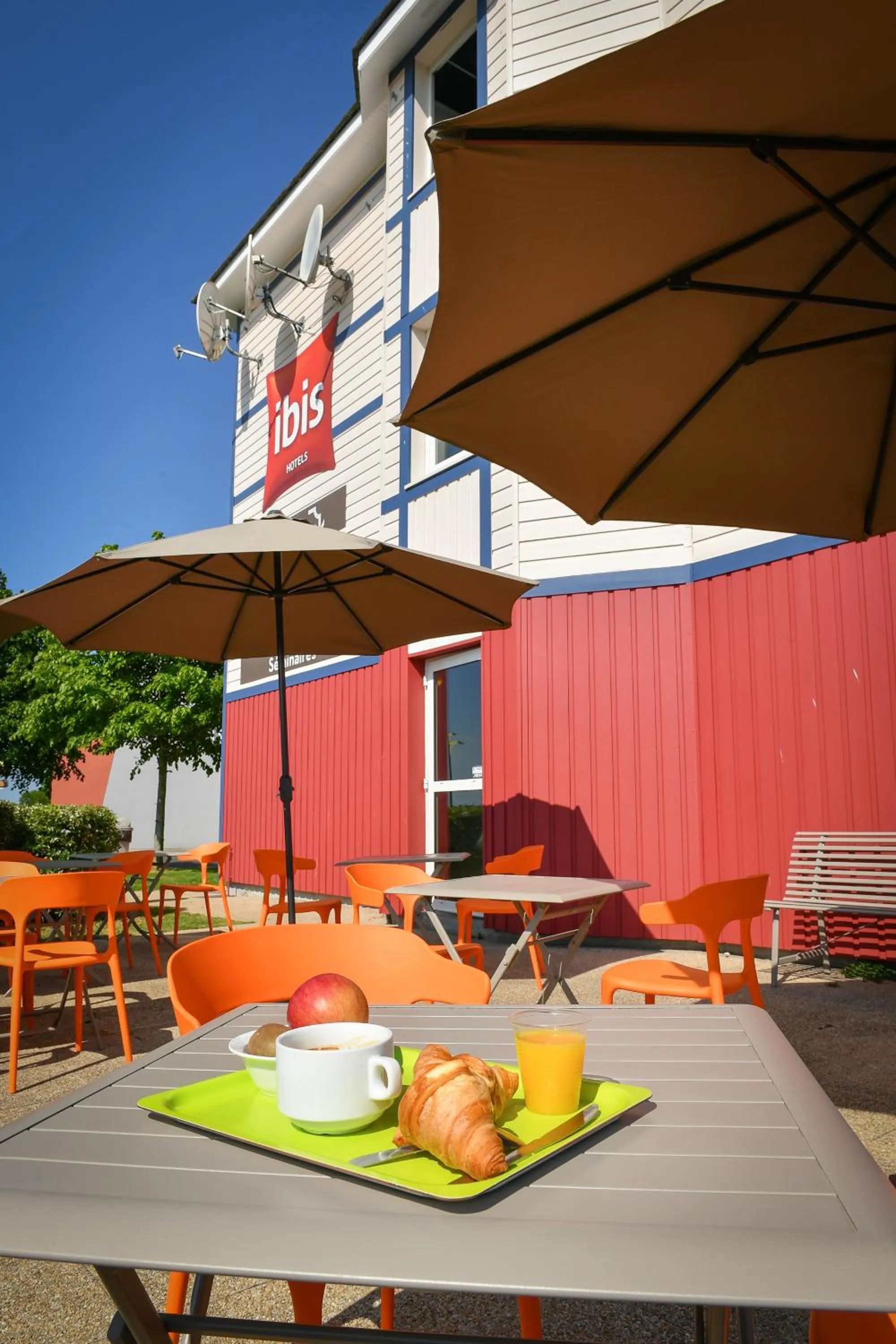 Patio in ibis budget Saint Lô