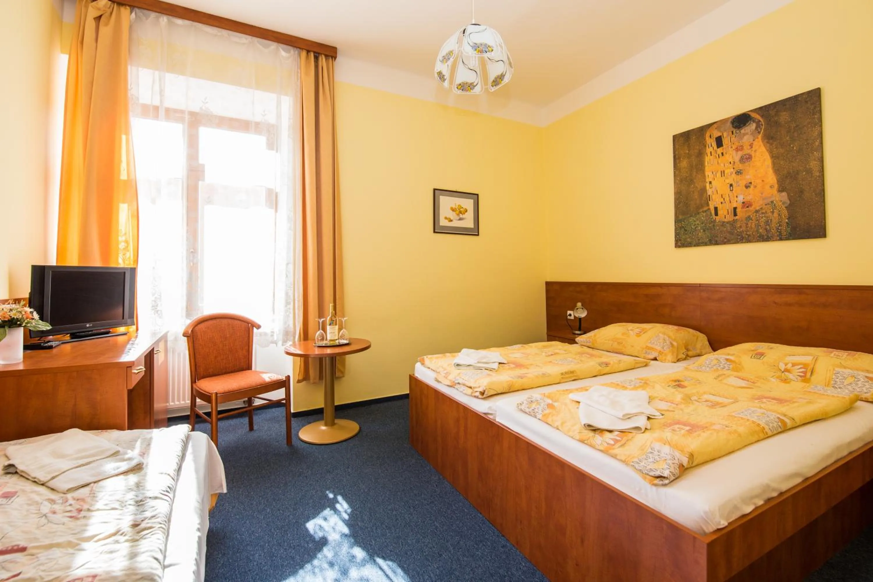 Living room, Bed in Hotel Morava