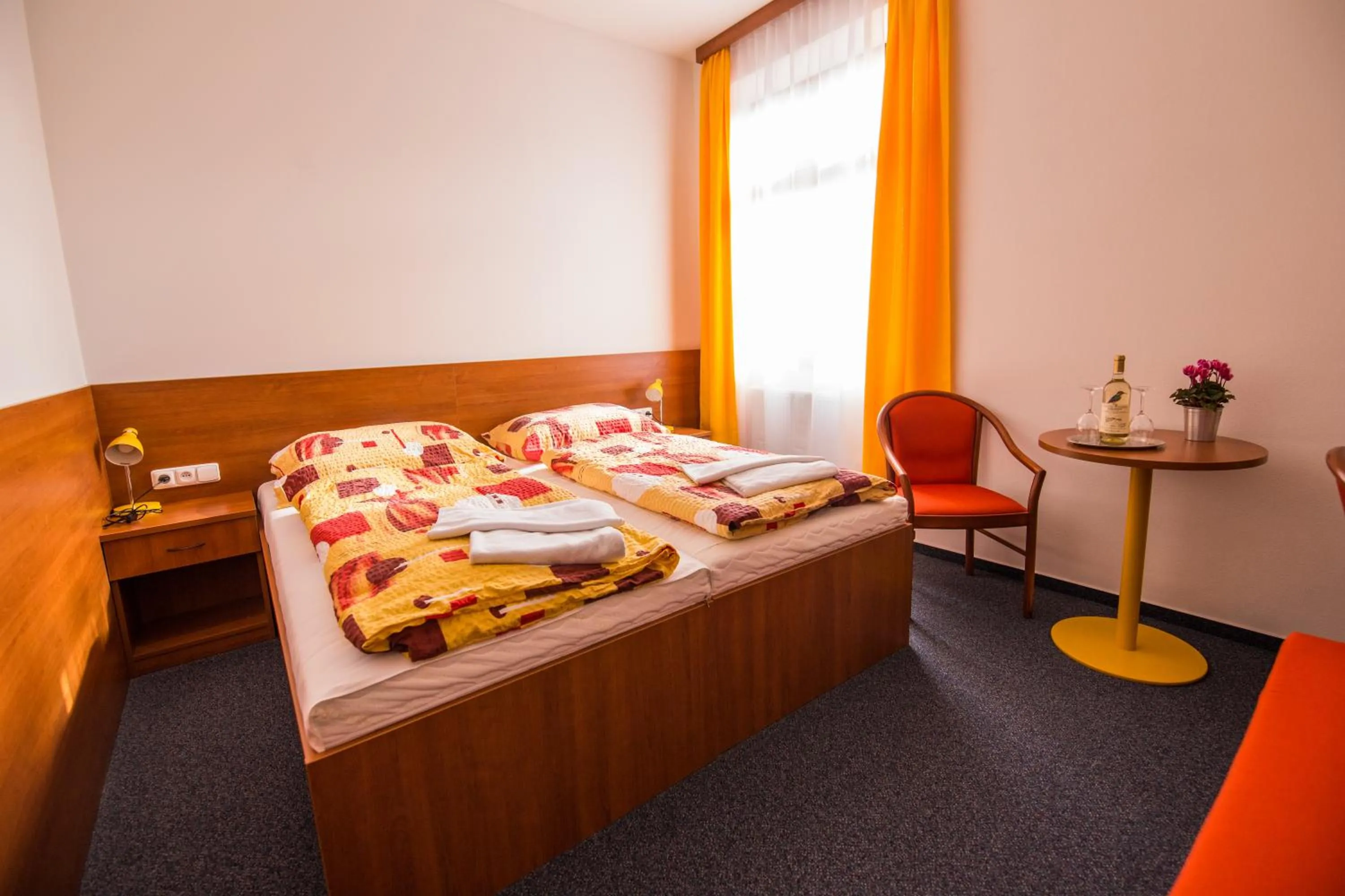 Living room, Bed in Hotel Morava