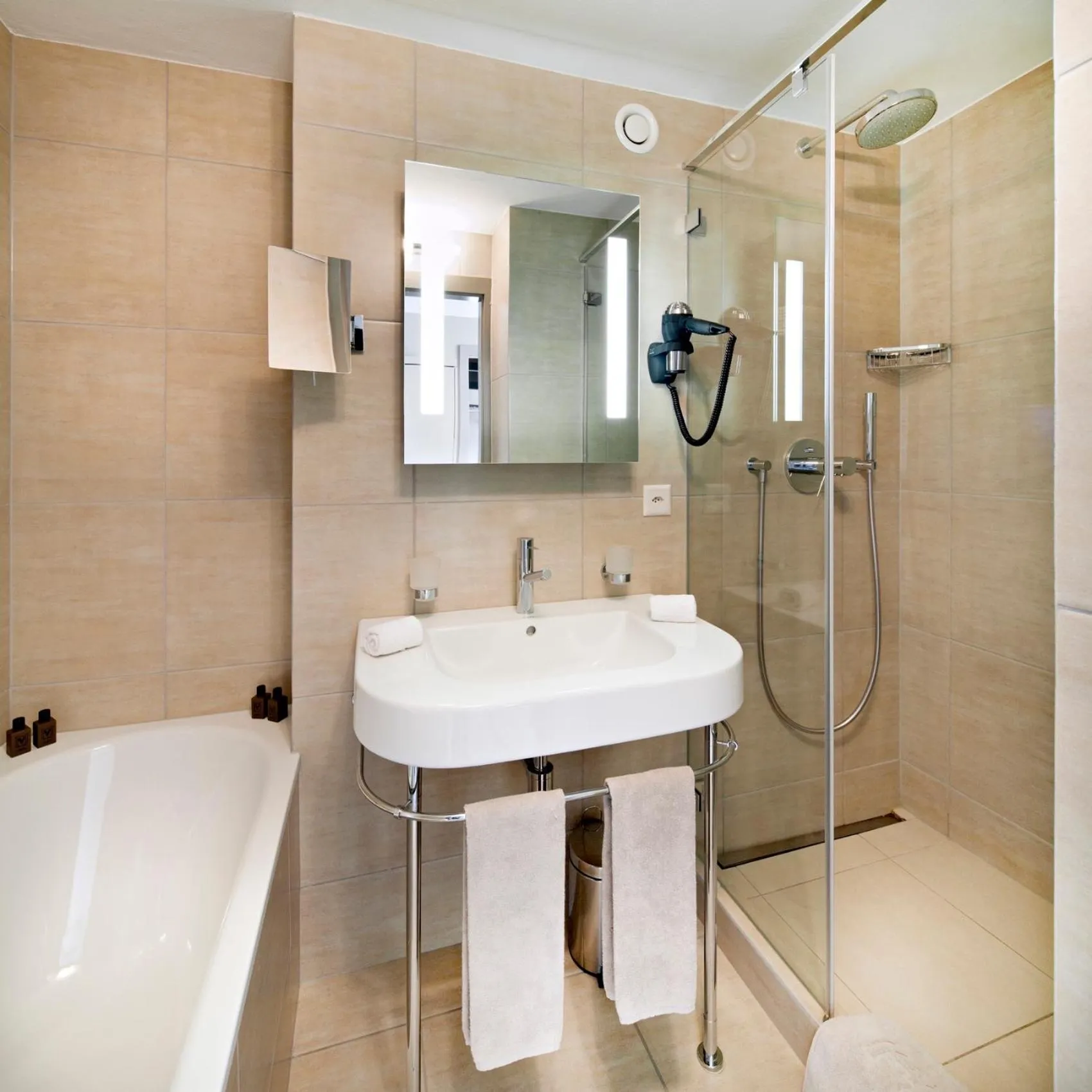 Shower in Hôtel Vanessa