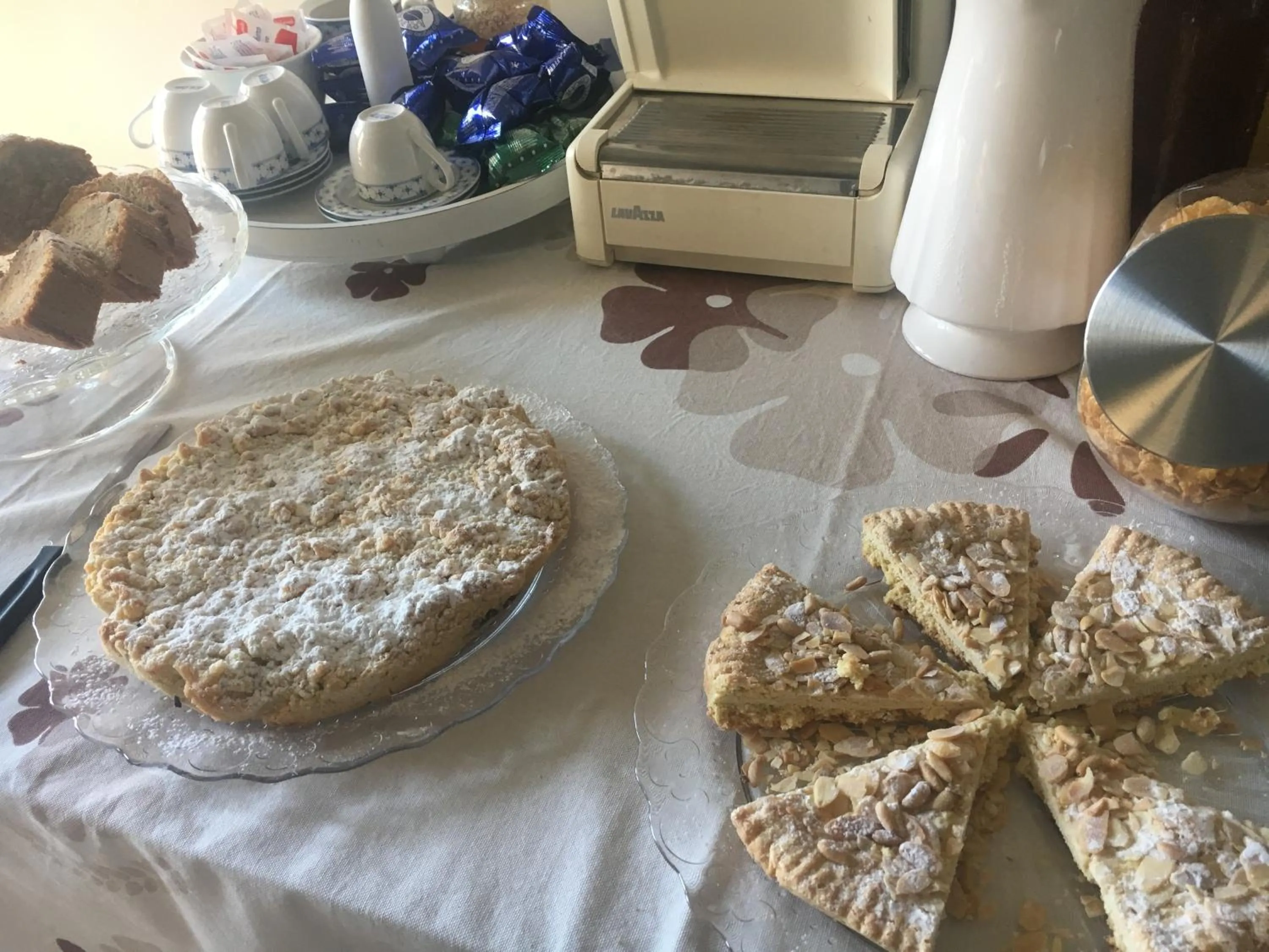 Buffet breakfast in L'Aurora