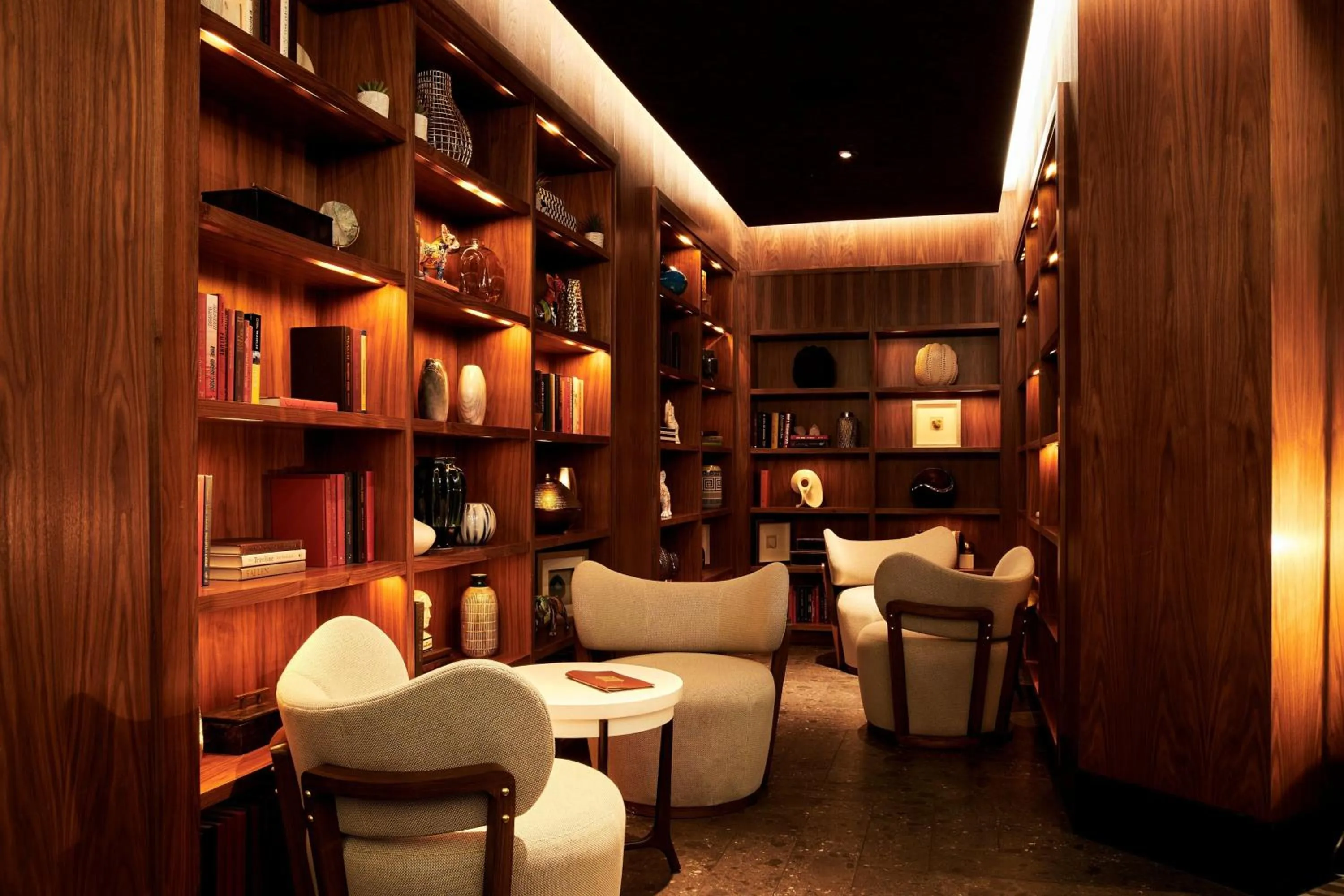 Lounge or bar in VEA Newport Beach, a Marriott Resort & Spa