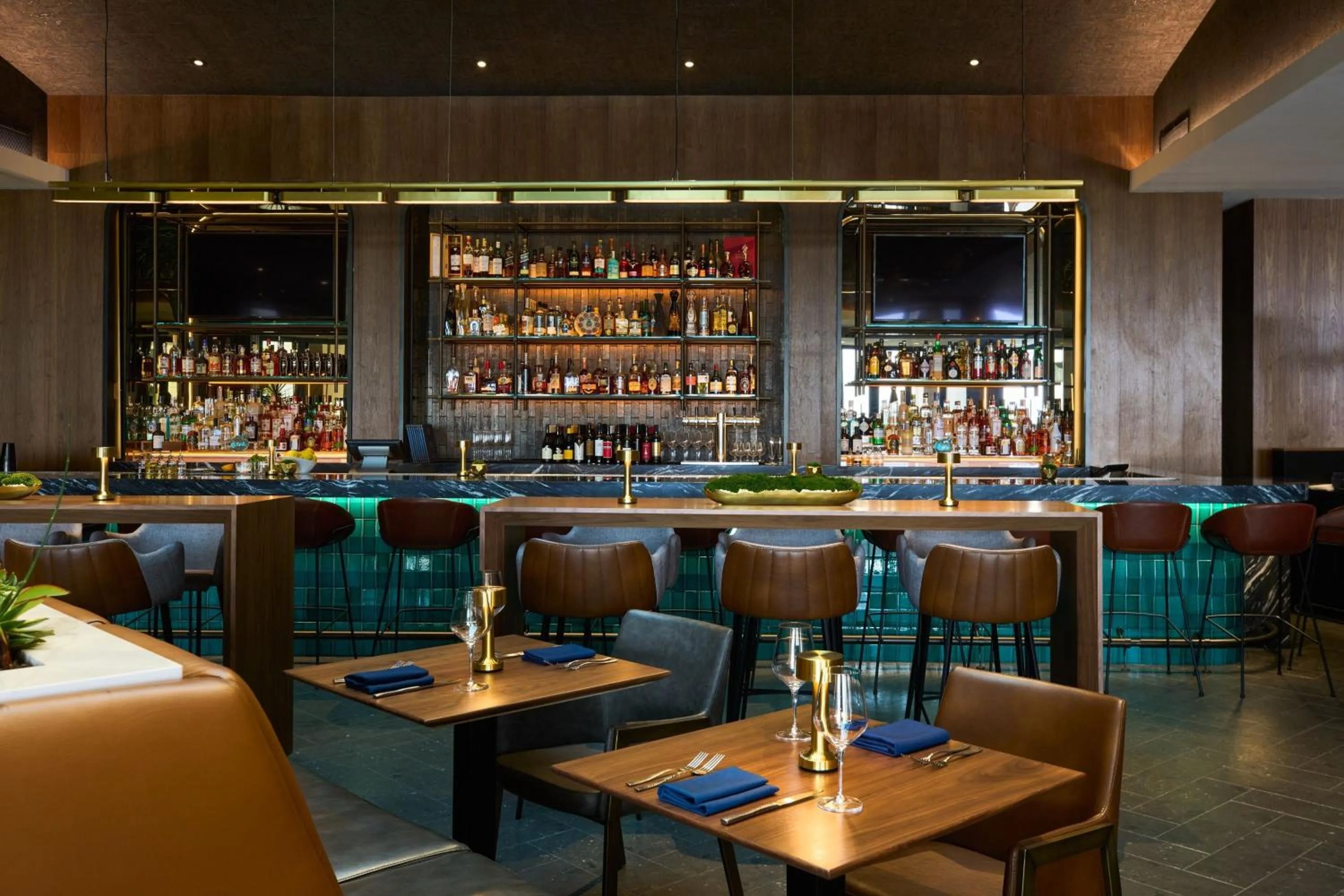 Lounge or bar in VEA Newport Beach, a Marriott Resort & Spa