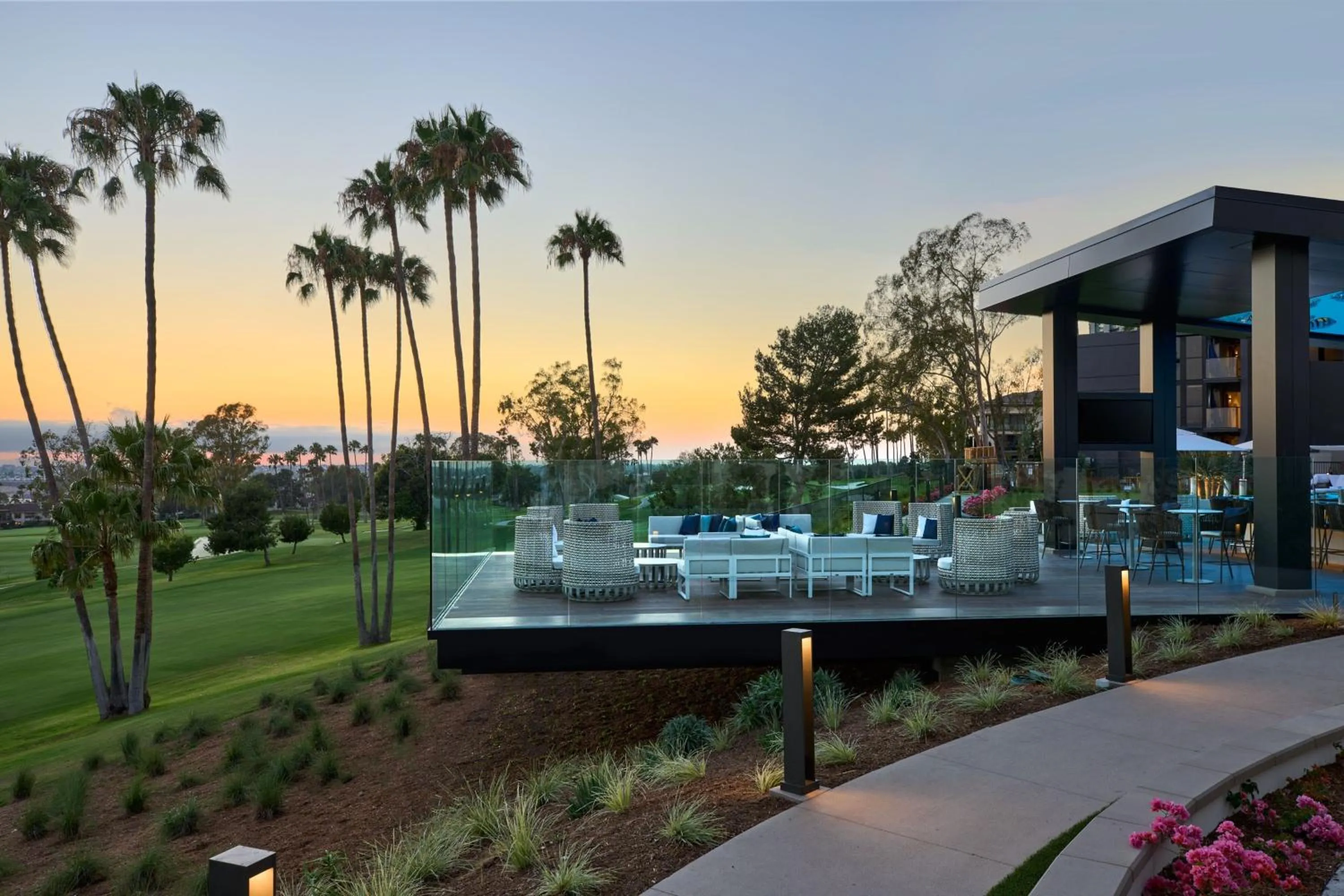 Lounge or bar in VEA Newport Beach, a Marriott Resort & Spa