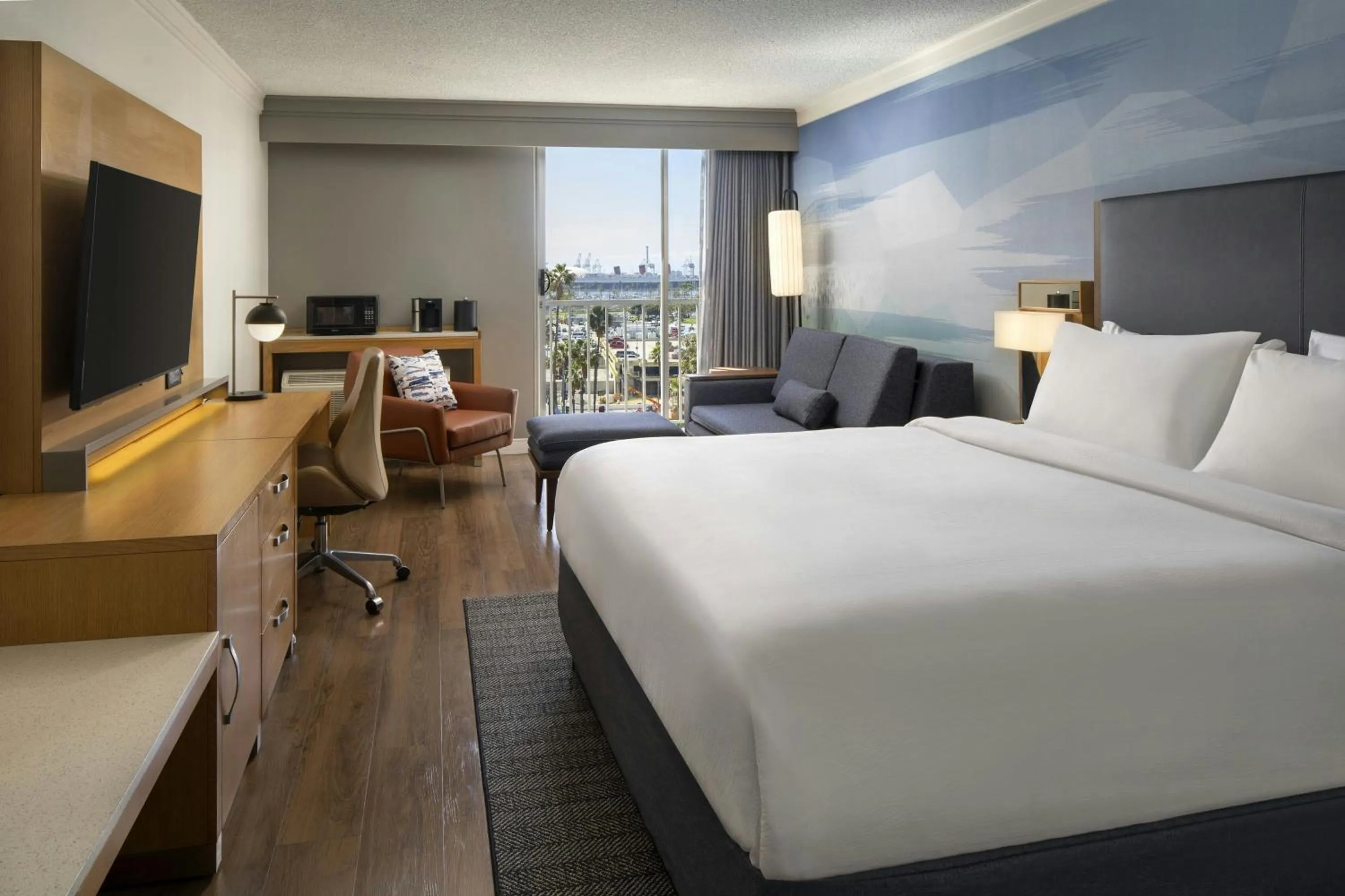 Photo of the whole room, Bed in Courtyard by Marriott Long Beach Downtown