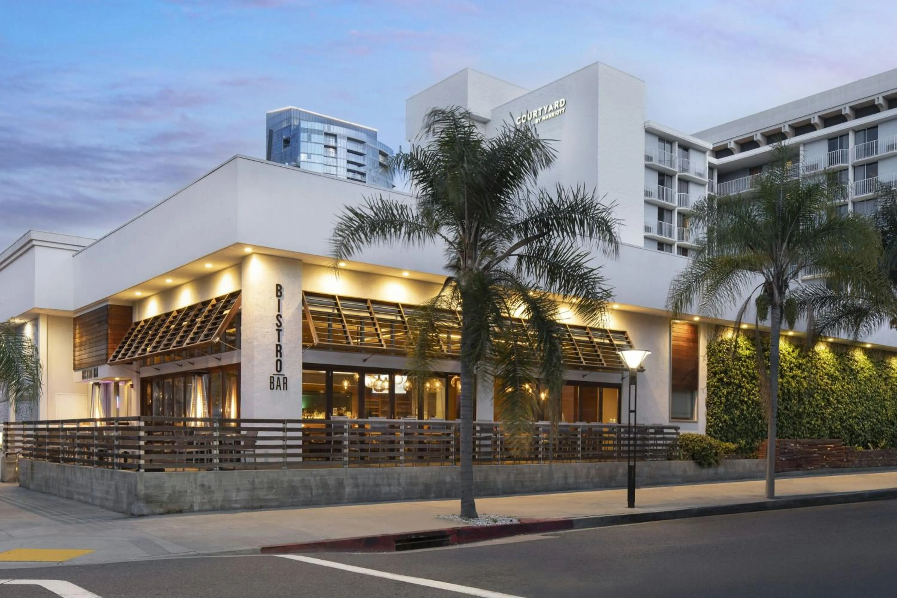 Restaurant/places to eat in Courtyard by Marriott Long Beach Downtown