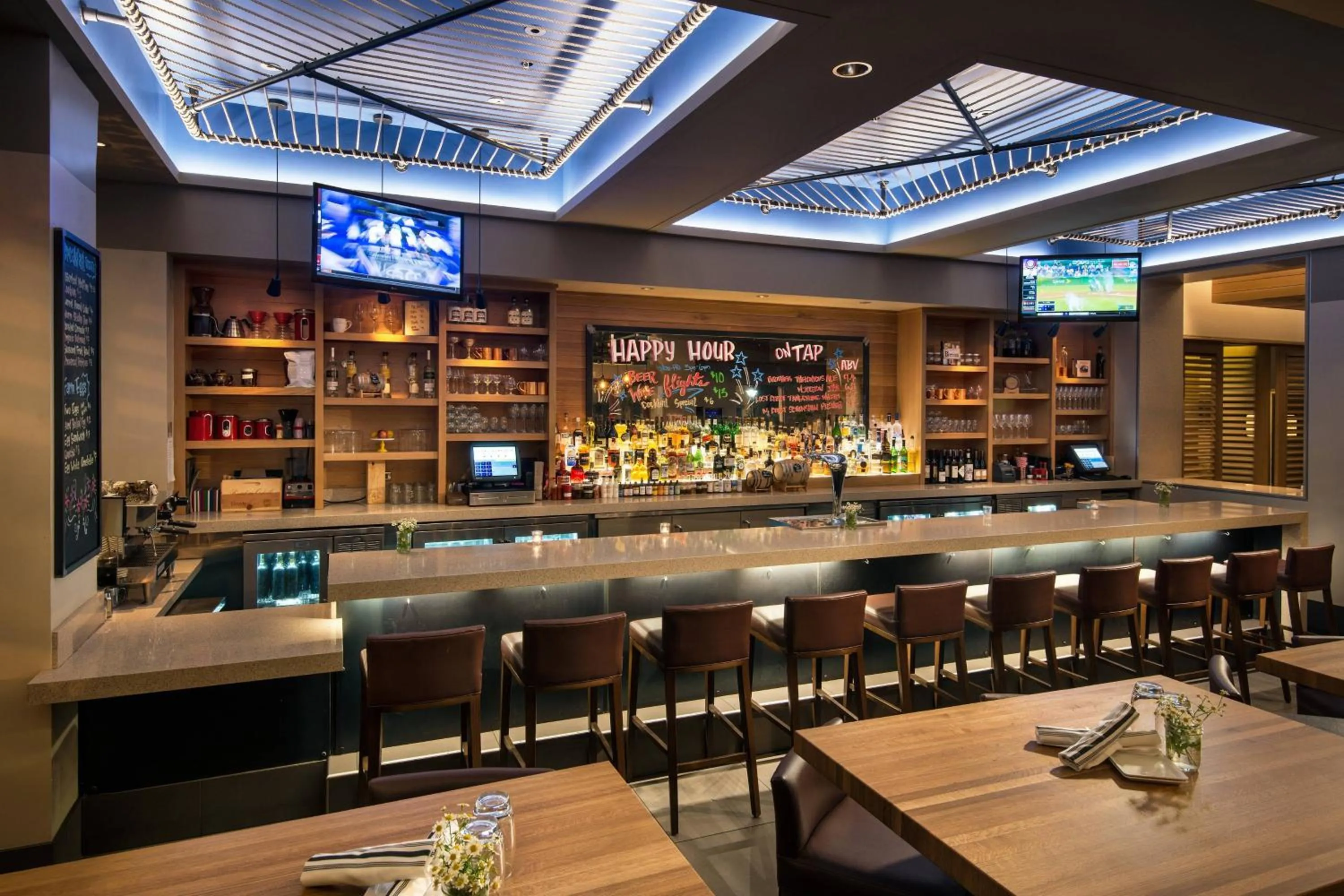 Restaurant/places to eat in Courtyard by Marriott Long Beach Downtown