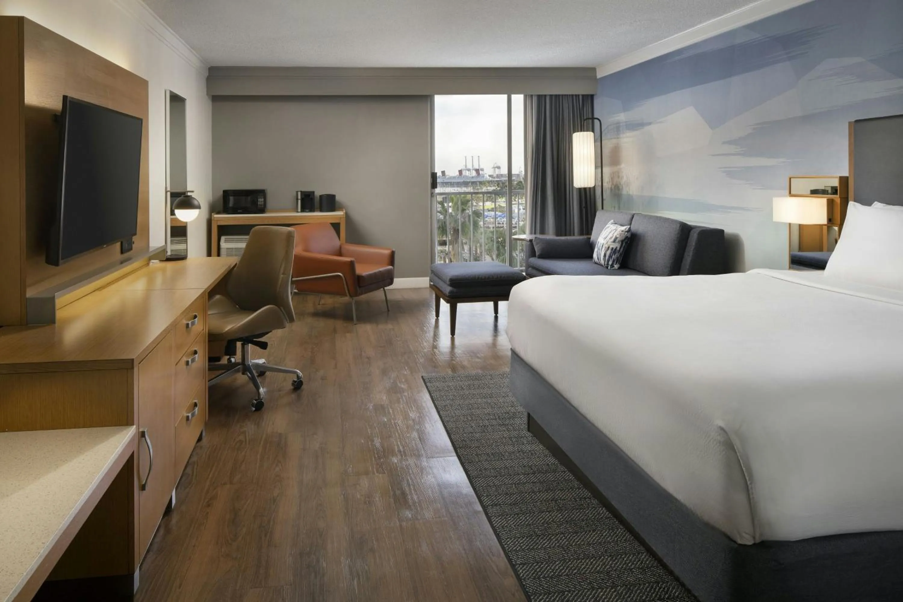Photo of the whole room, Bed in Courtyard by Marriott Long Beach Downtown