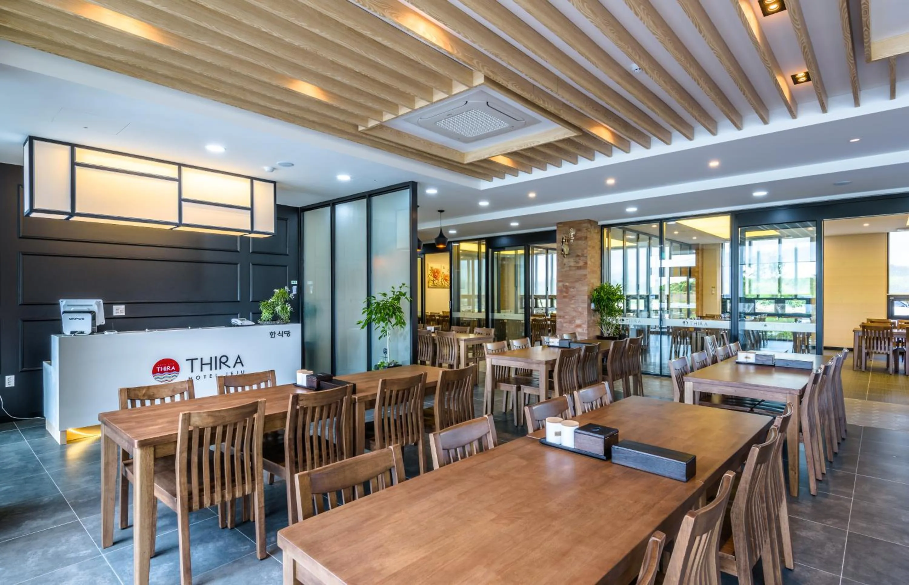 Restaurant/places to eat in Thira Hotel