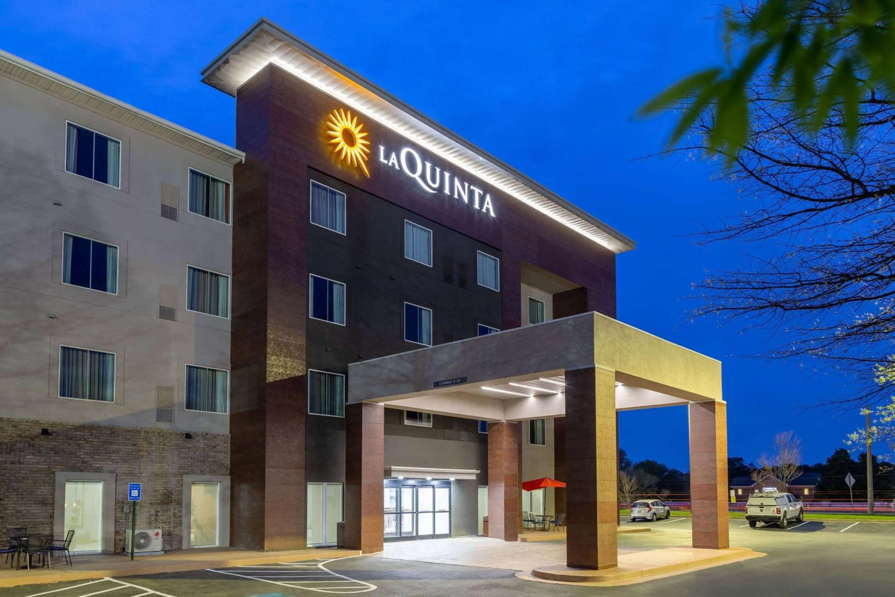 Property building in La Quinta Inn & Suites by Wyndham Augusta Fort Eisenhower
