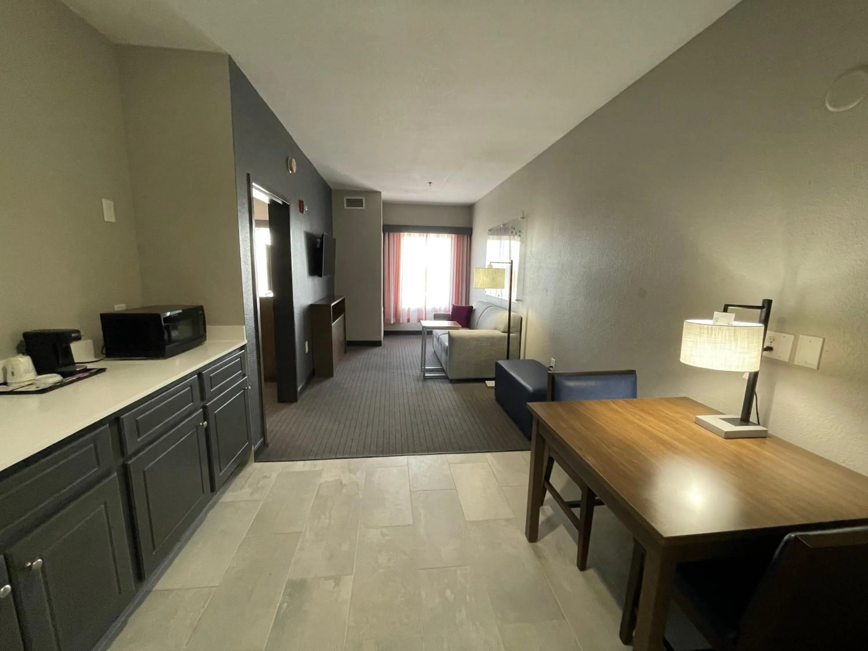 Living room, Bed in La Quinta Inn & Suites by Wyndham Augusta Fort Eisenhower