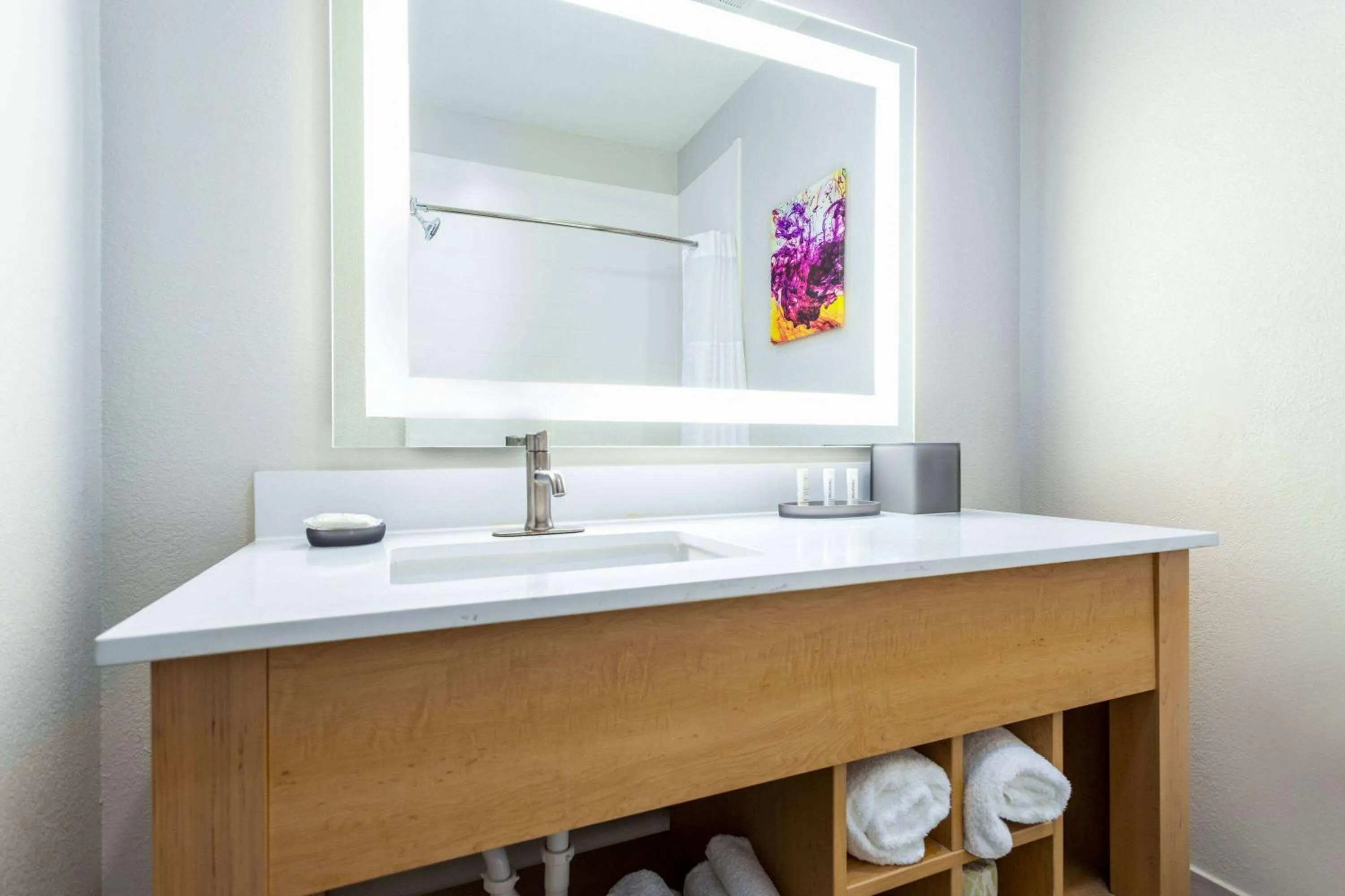 TV and multimedia in La Quinta Inn & Suites by Wyndham Augusta Fort Eisenhower