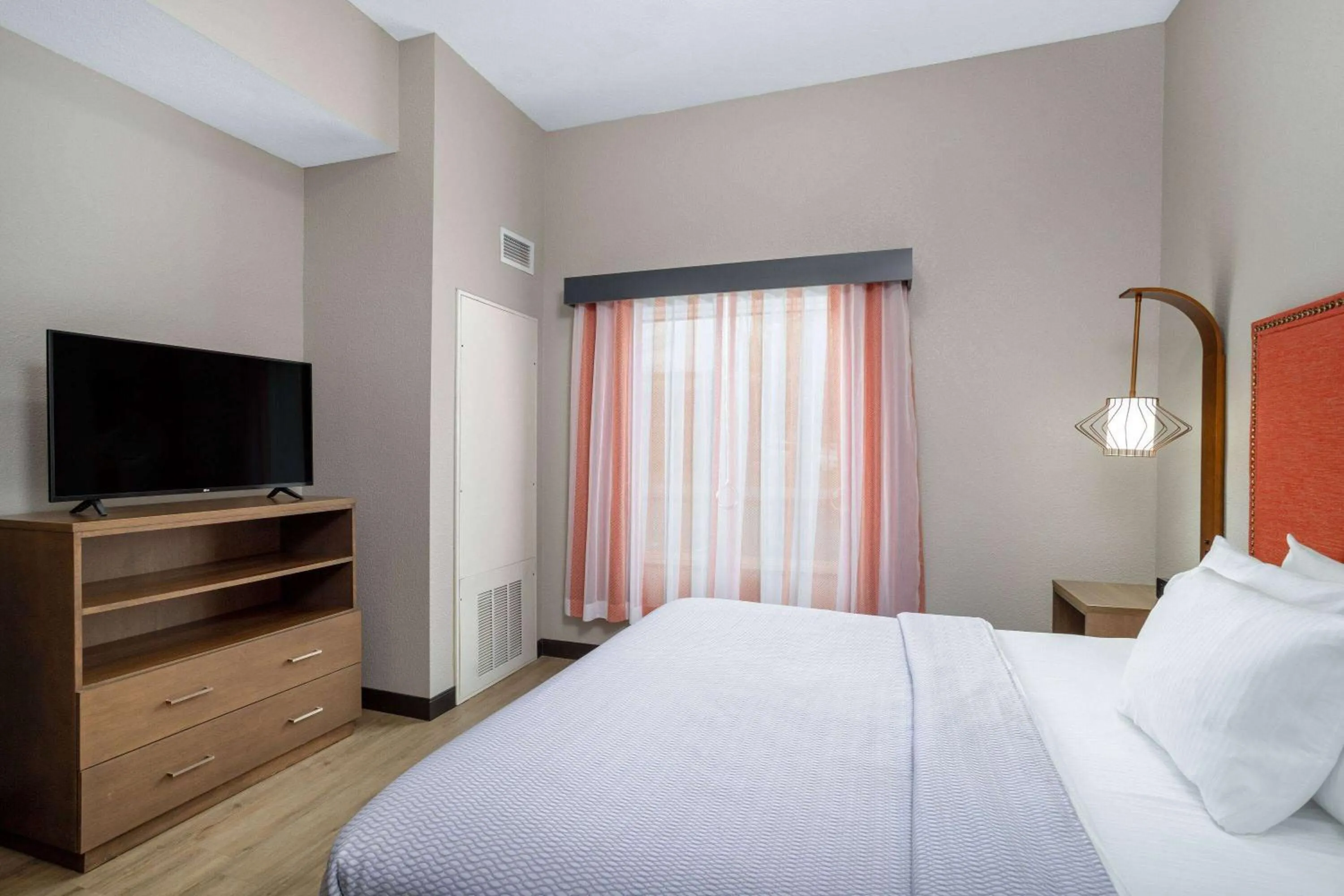 Photo of the whole room, Bed in La Quinta Inn & Suites by Wyndham Augusta Fort Eisenhower