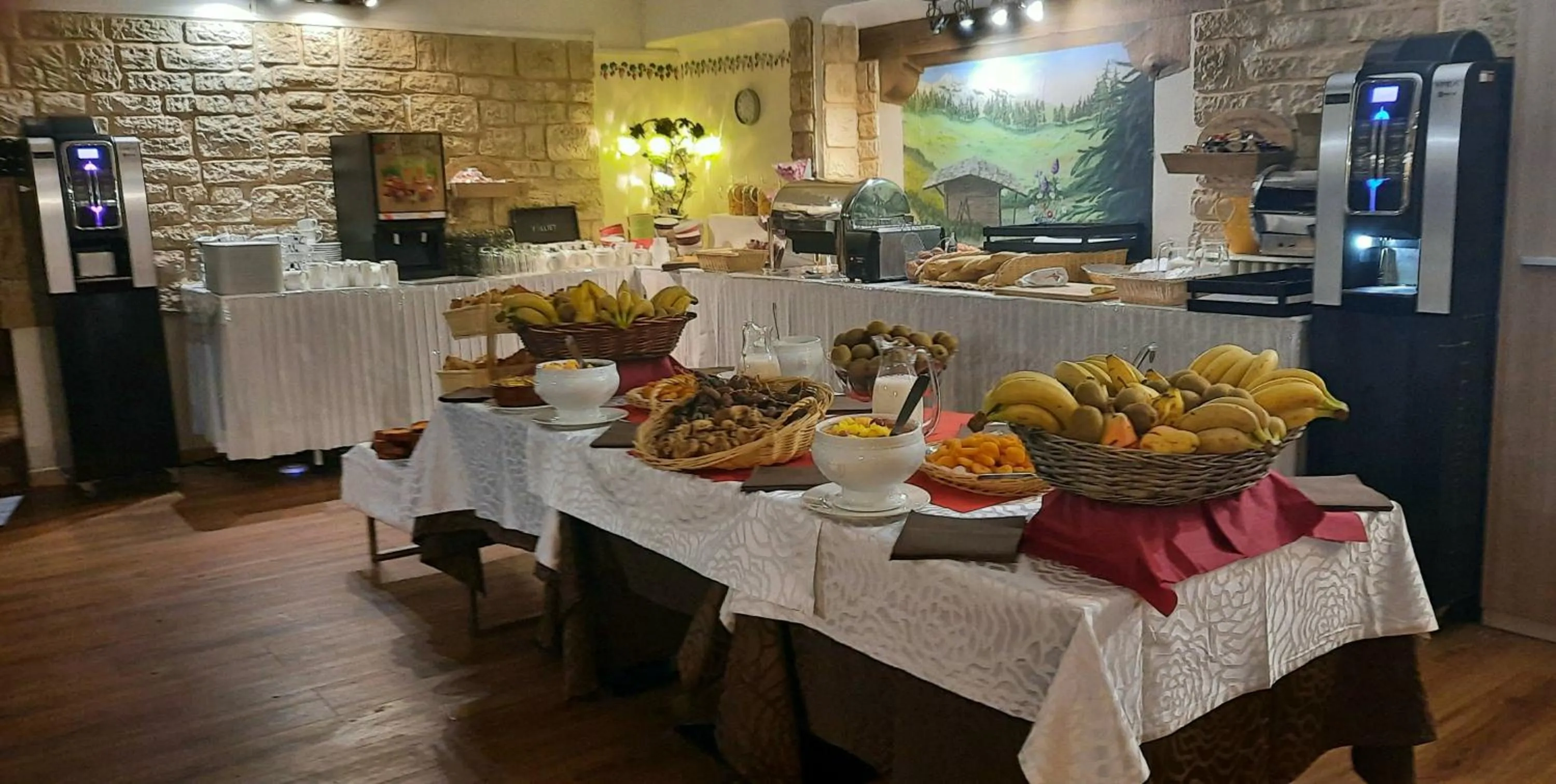 Restaurant/places to eat in Hôtel Chastellares