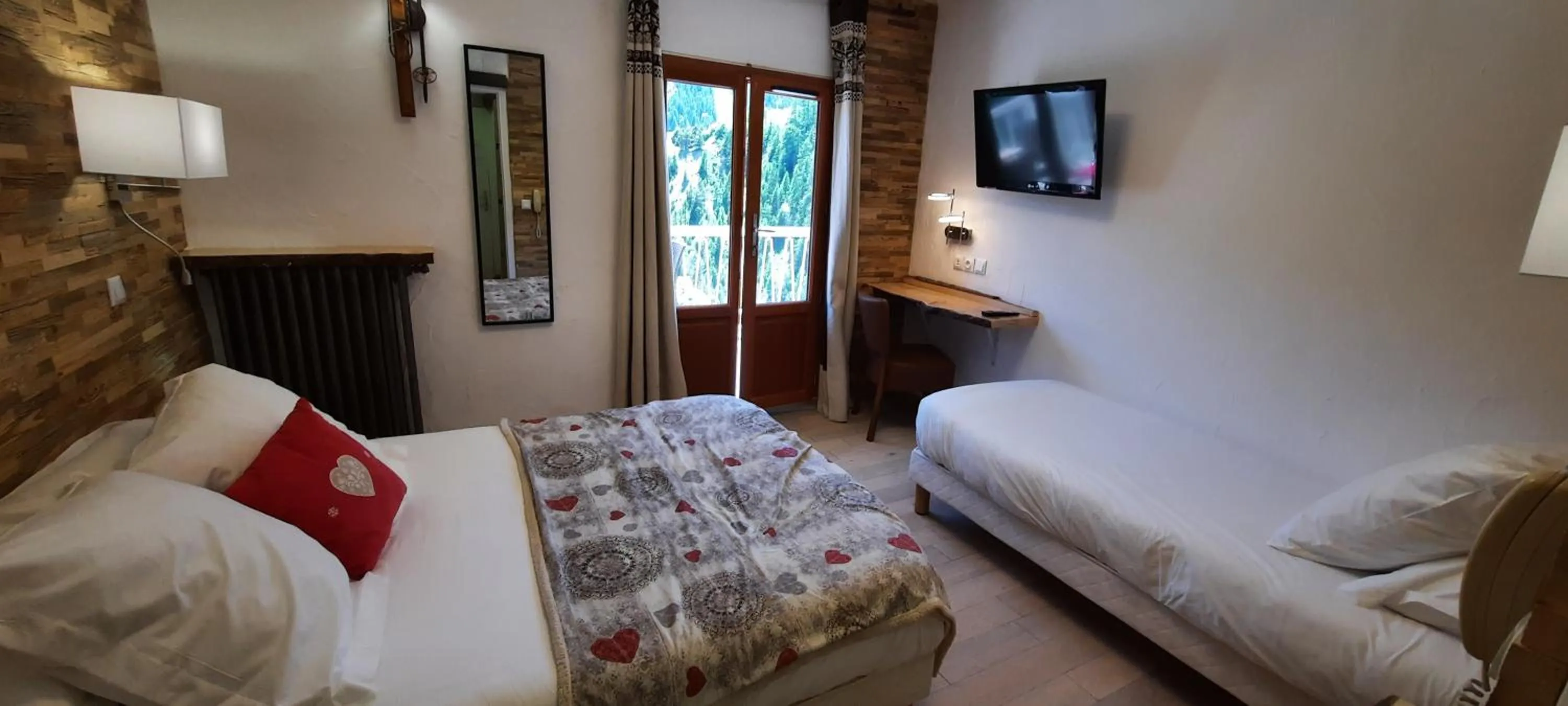 TV and multimedia, Bed in Hôtel Chastellares