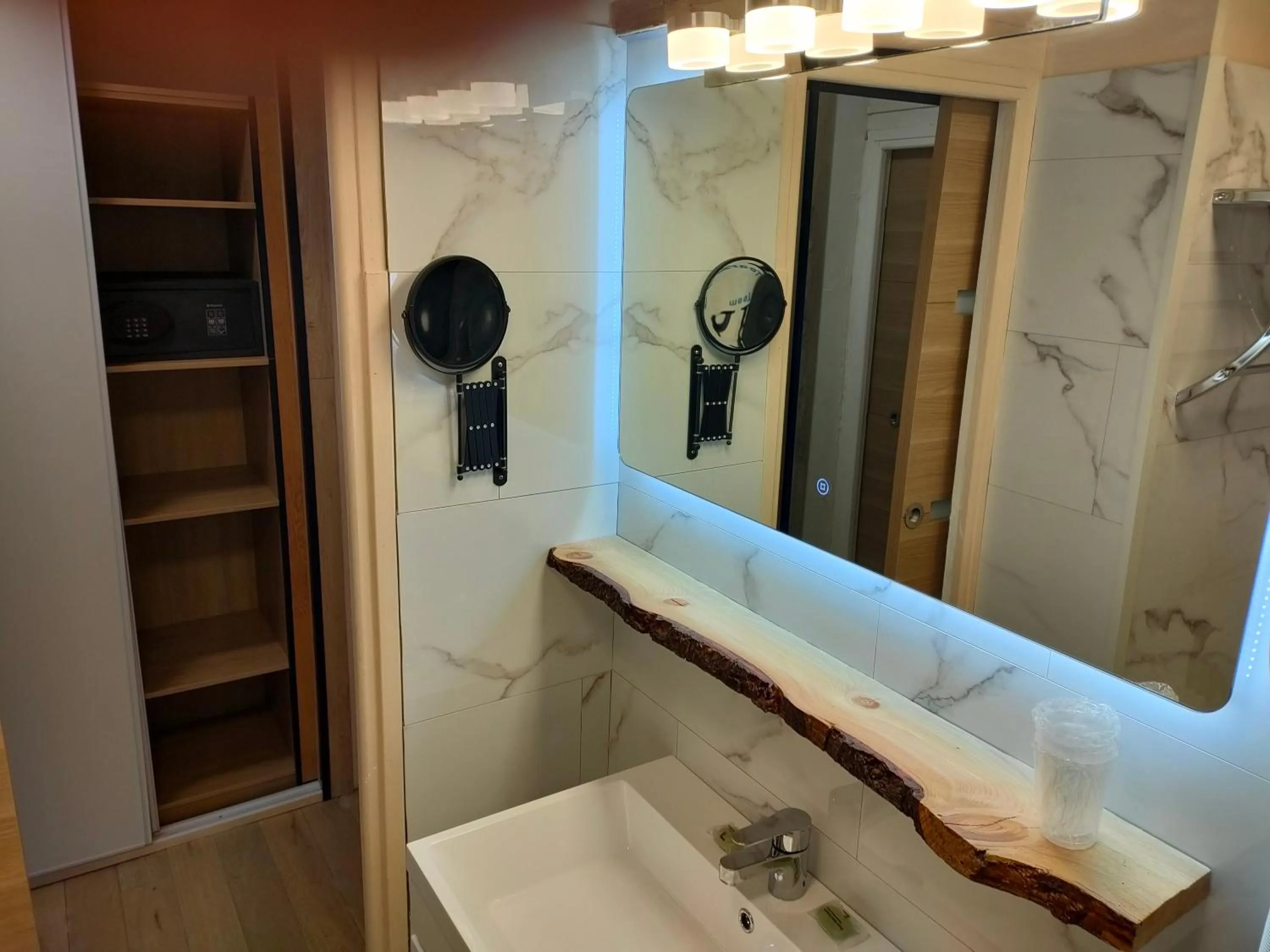 Bathroom in Hôtel Chastellares