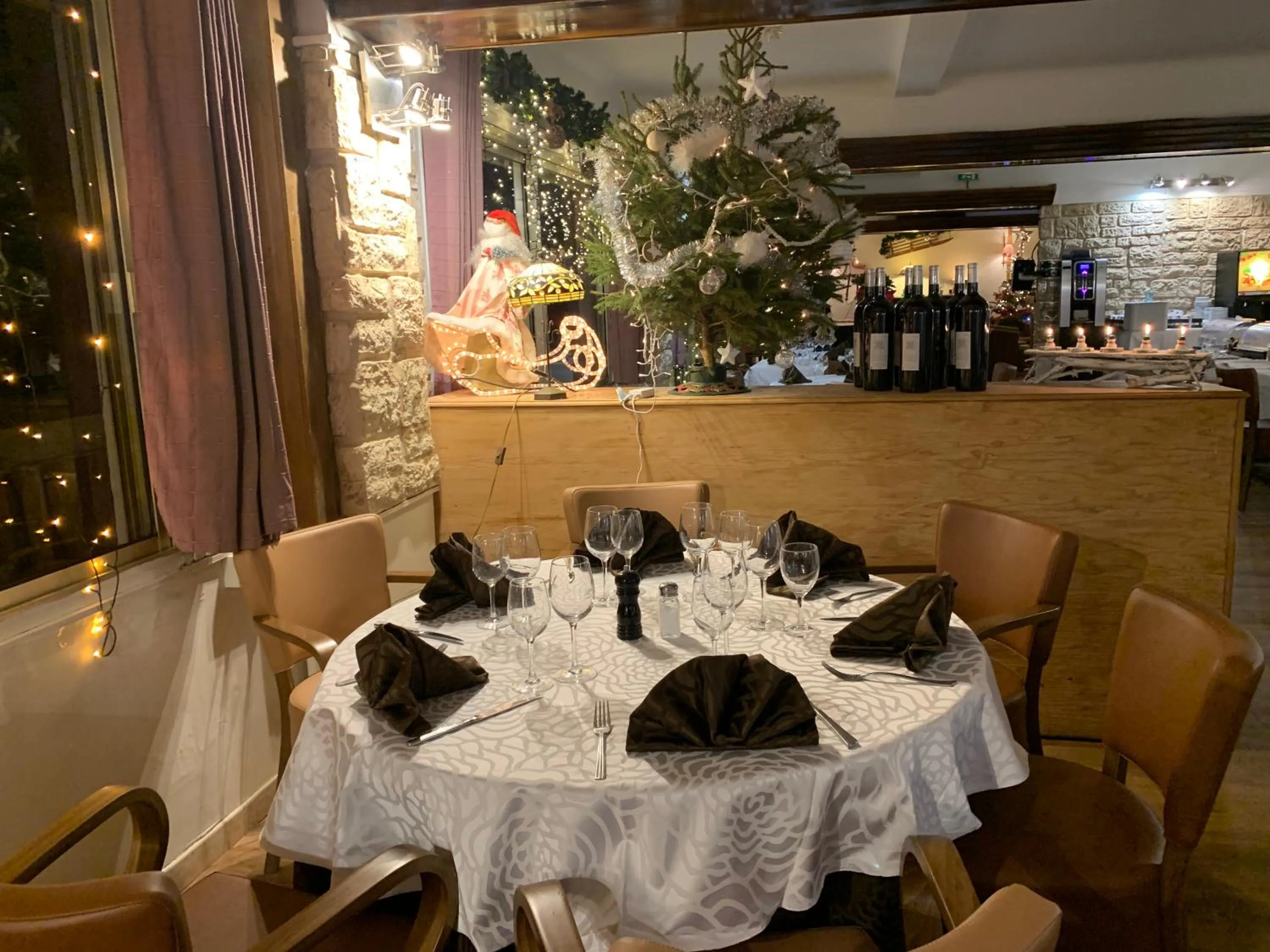 Restaurant/places to eat in Hôtel Chastellares