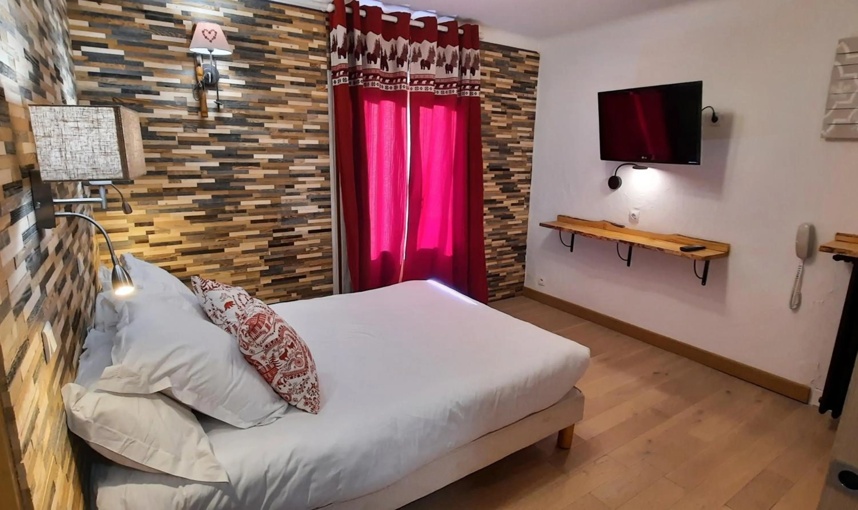 Communal lounge/ TV room, Bed in Hôtel Chastellares