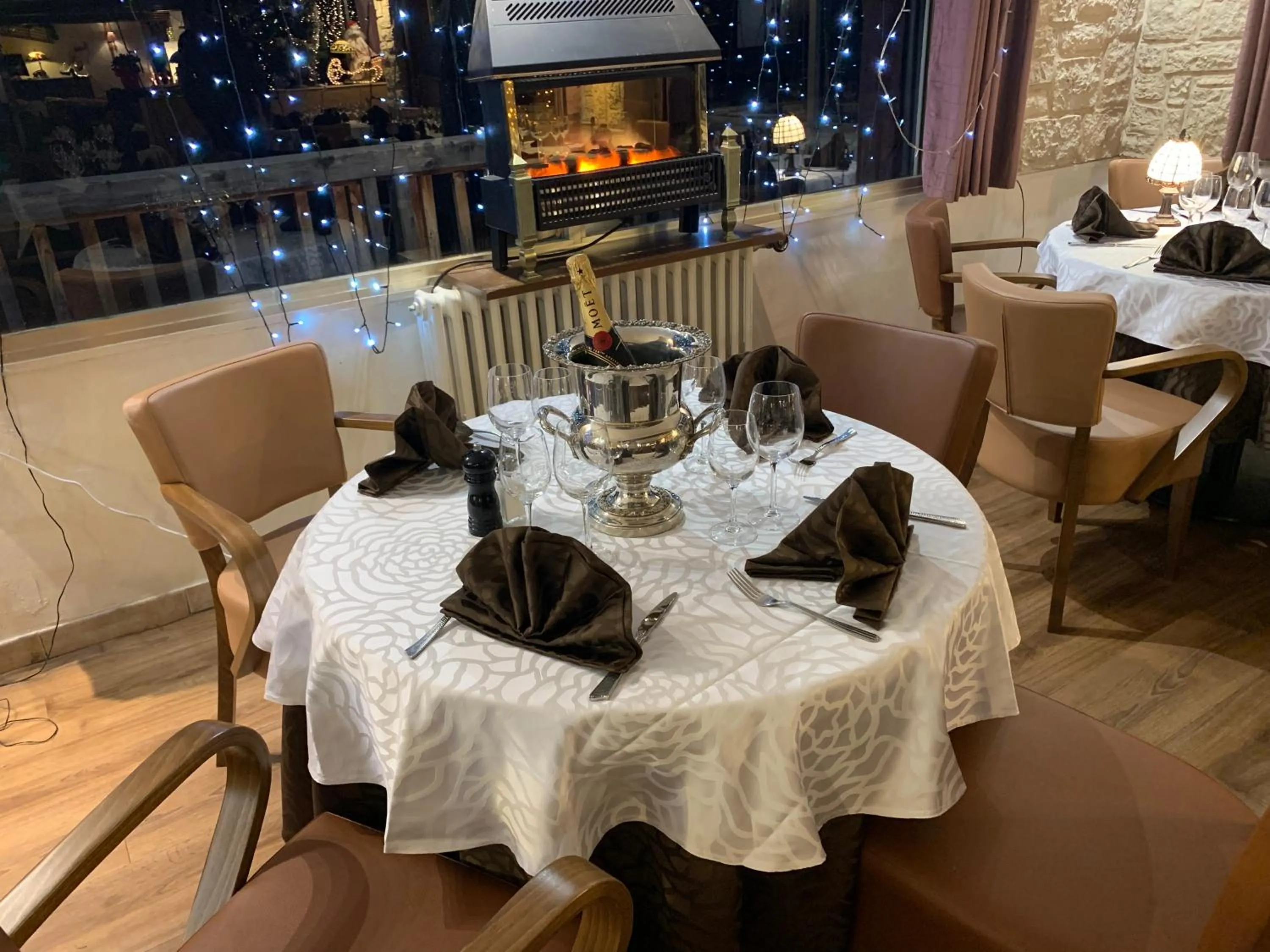 Restaurant/places to eat in Hôtel Chastellares