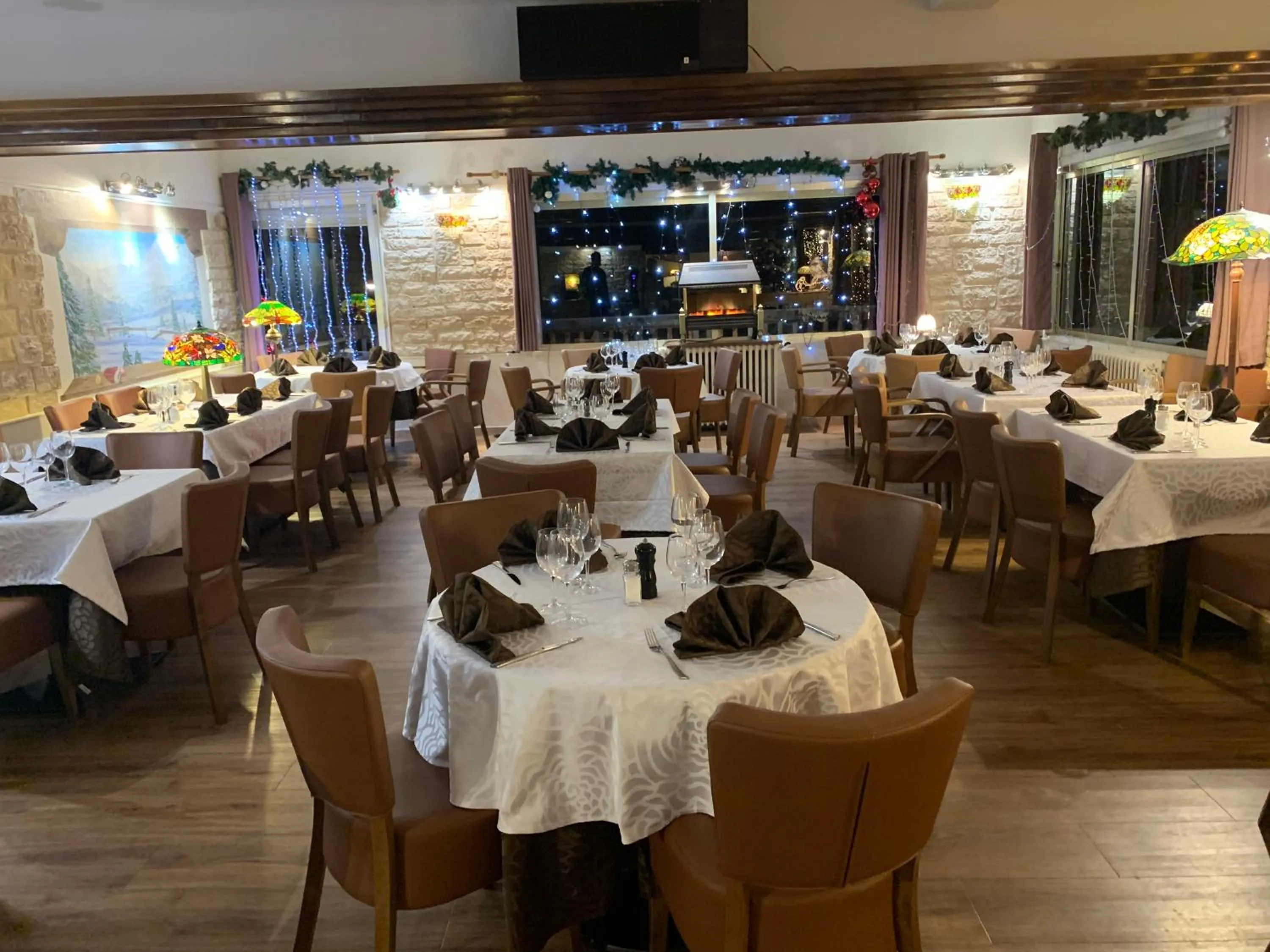 Restaurant/places to eat in Hôtel Chastellares