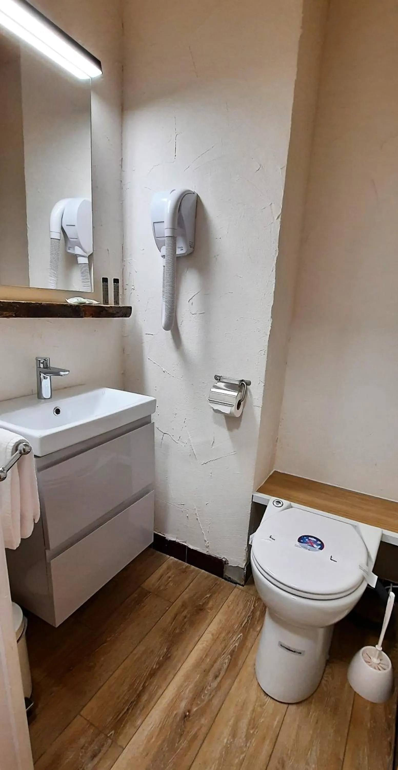 Toilet in Hôtel Chastellares